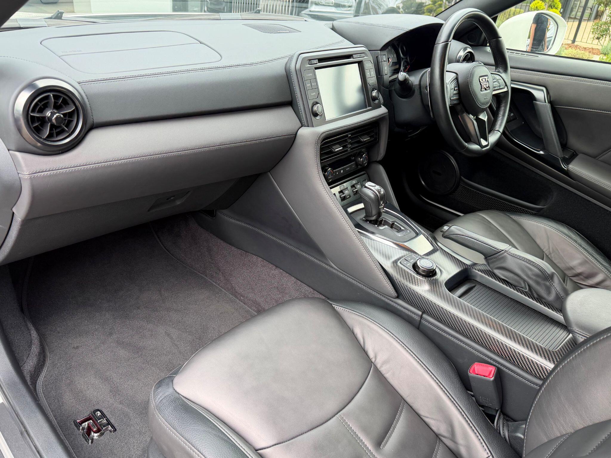 Nissan GT-R view 11