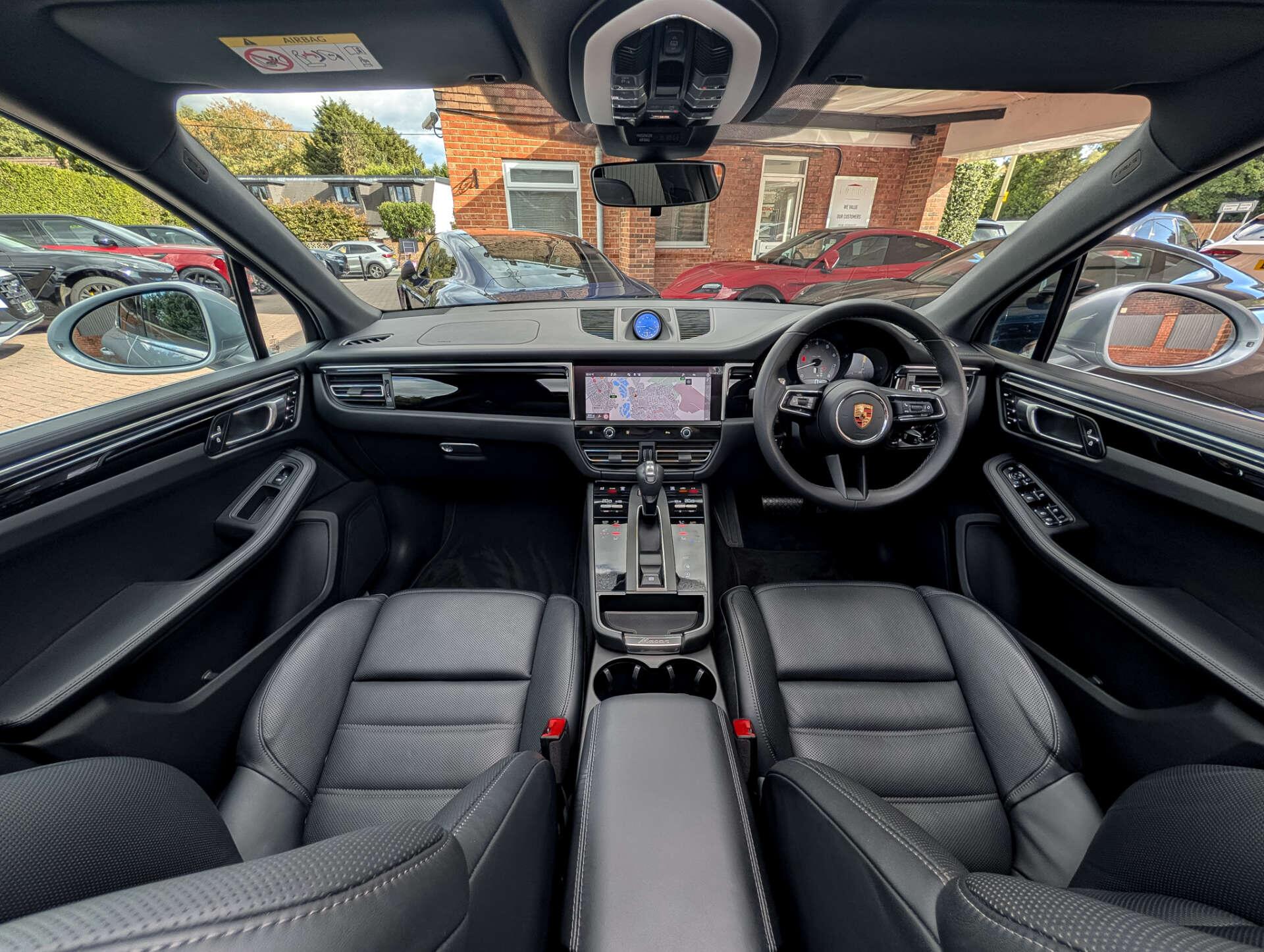 Porsche Macan view 25