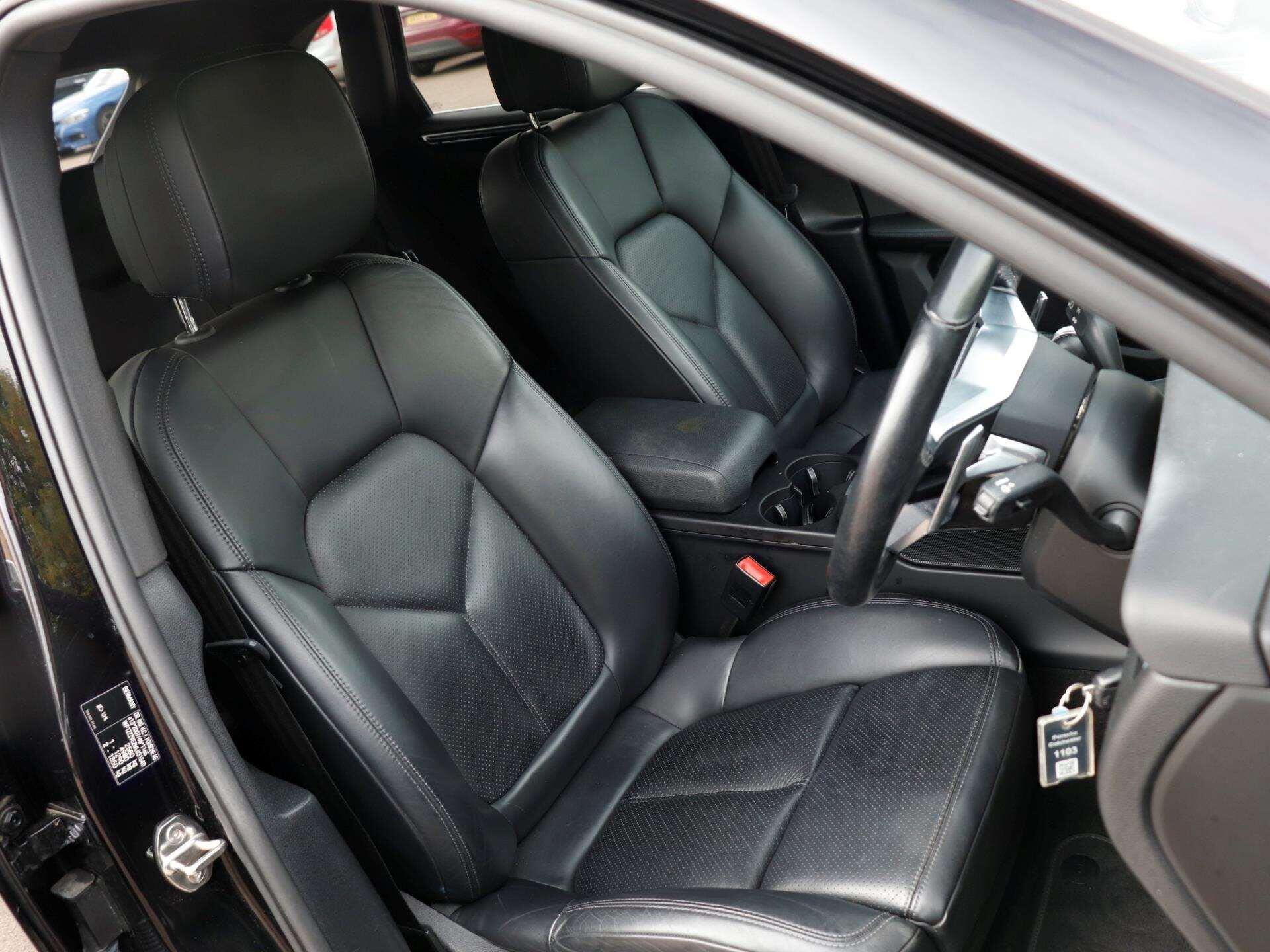 Porsche Macan view 22