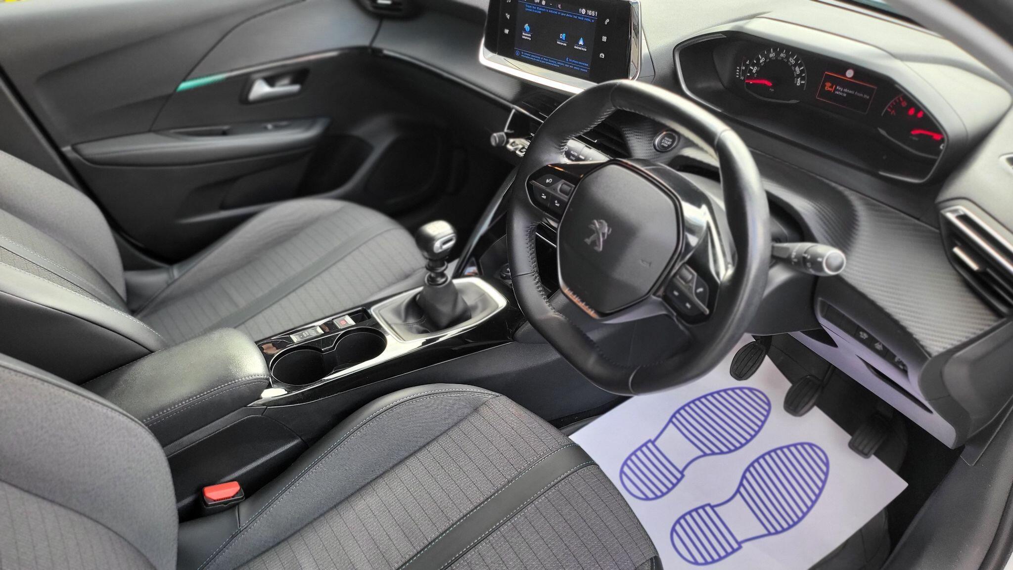 Peugeot 208 view 4