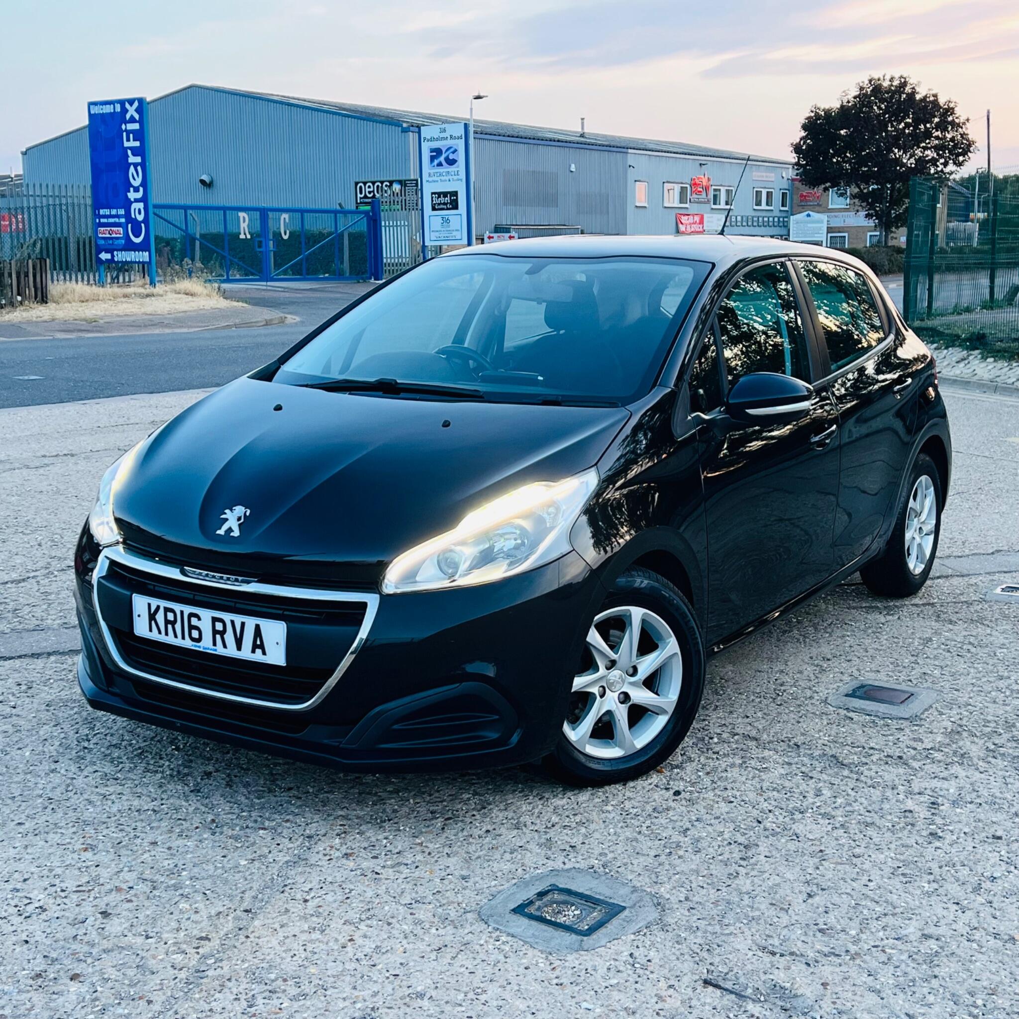 Peugeot 208 view 2