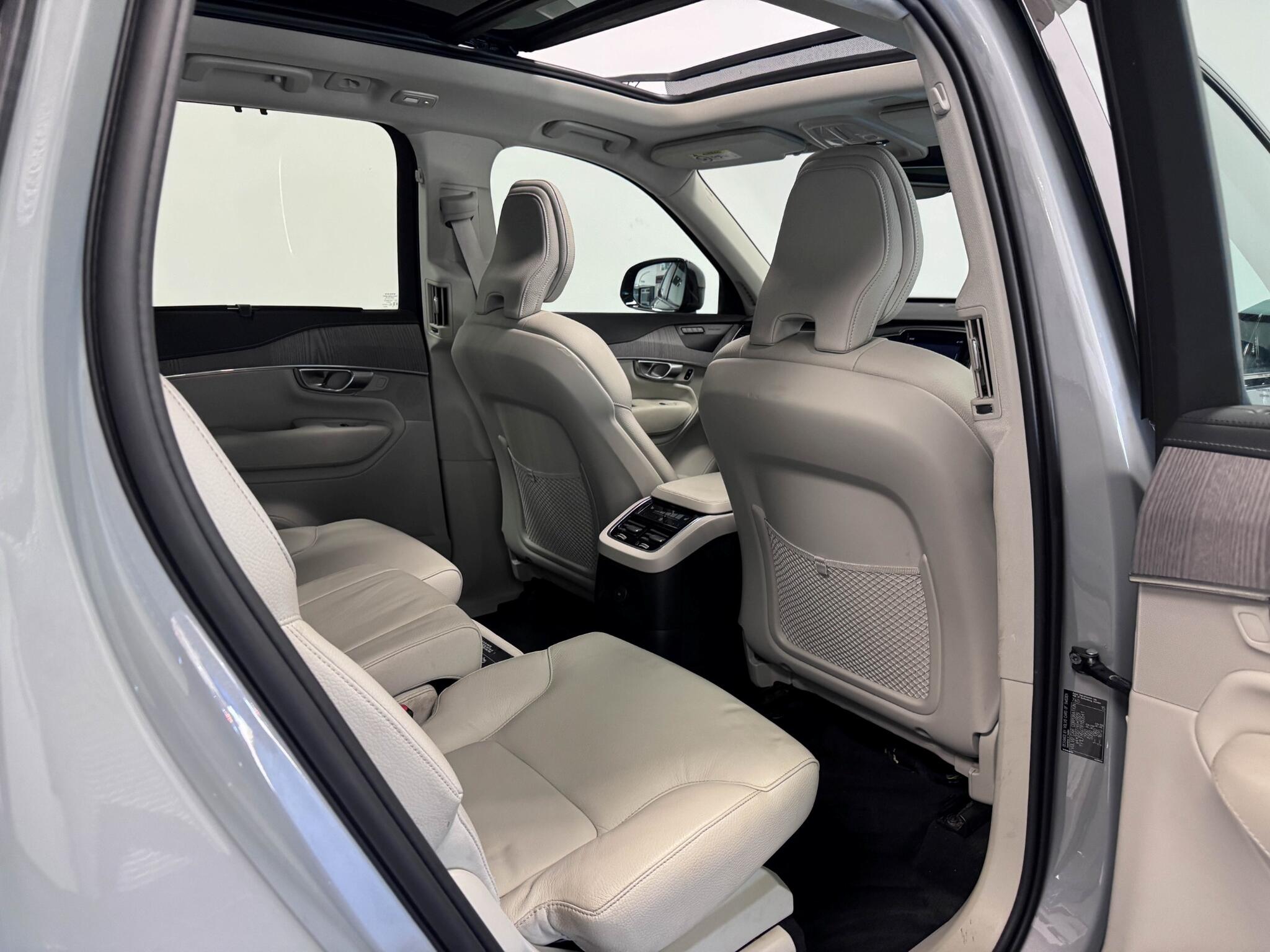 Volvo XC90 view 31