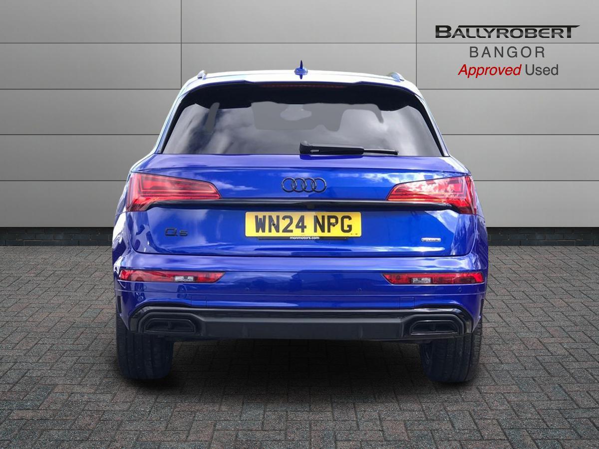 Audi Q5 view 11