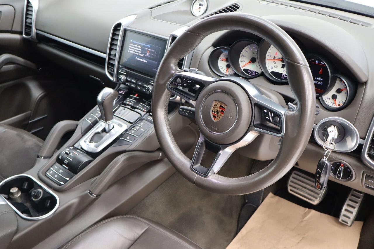 Porsche Cayenne view 13