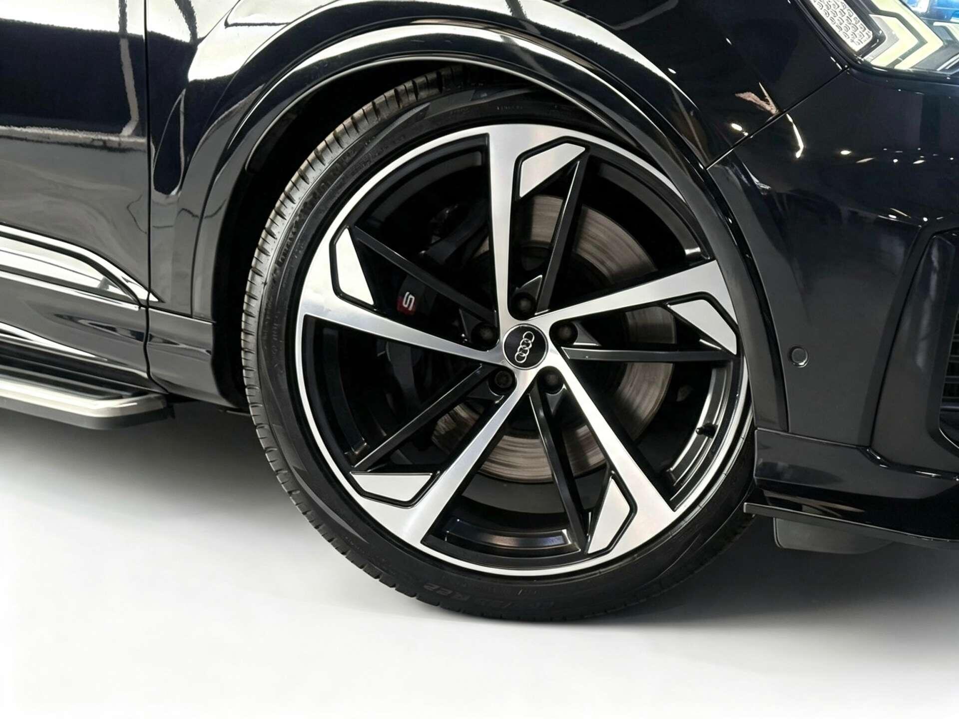 Audi SQ7 view 3