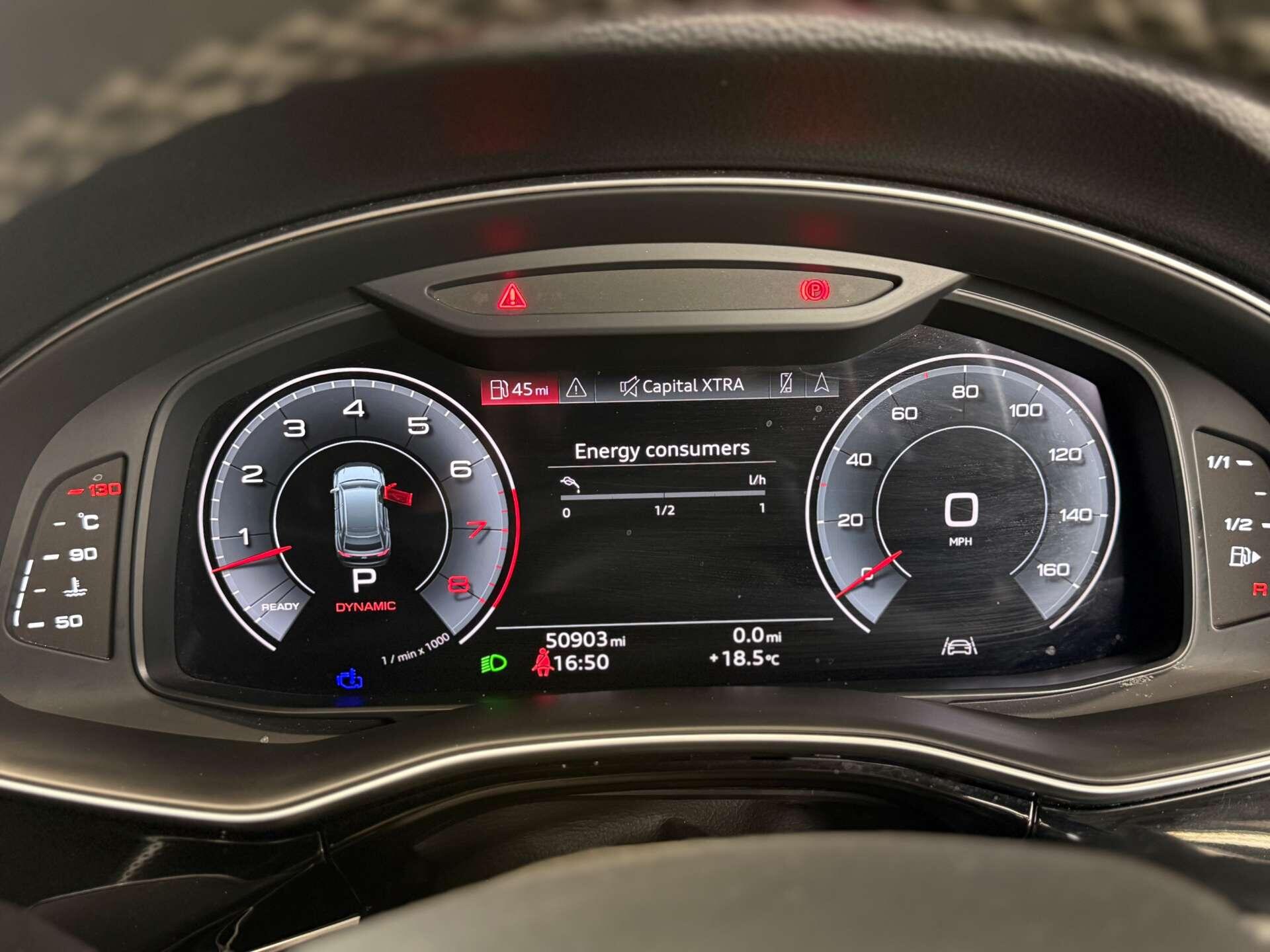 Audi Q8 view 36