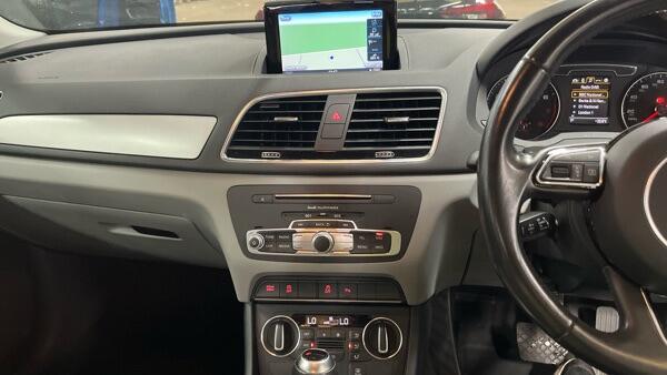 Audi Q3 view 13