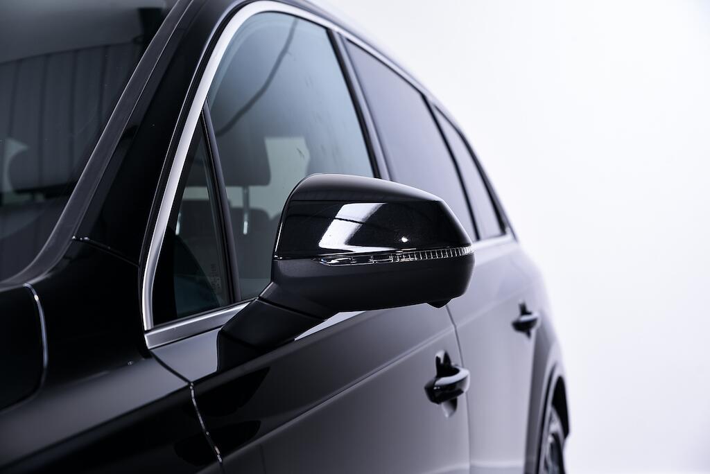 Audi Q7 view 9