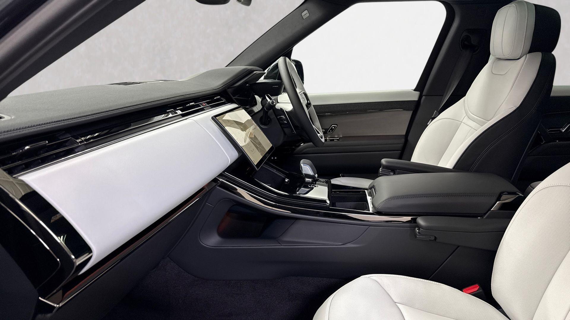 Land Rover Range Rover Sport view 3