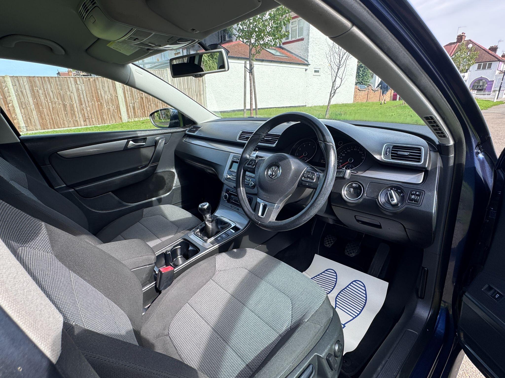 2011 Volkswagen Passat image 35