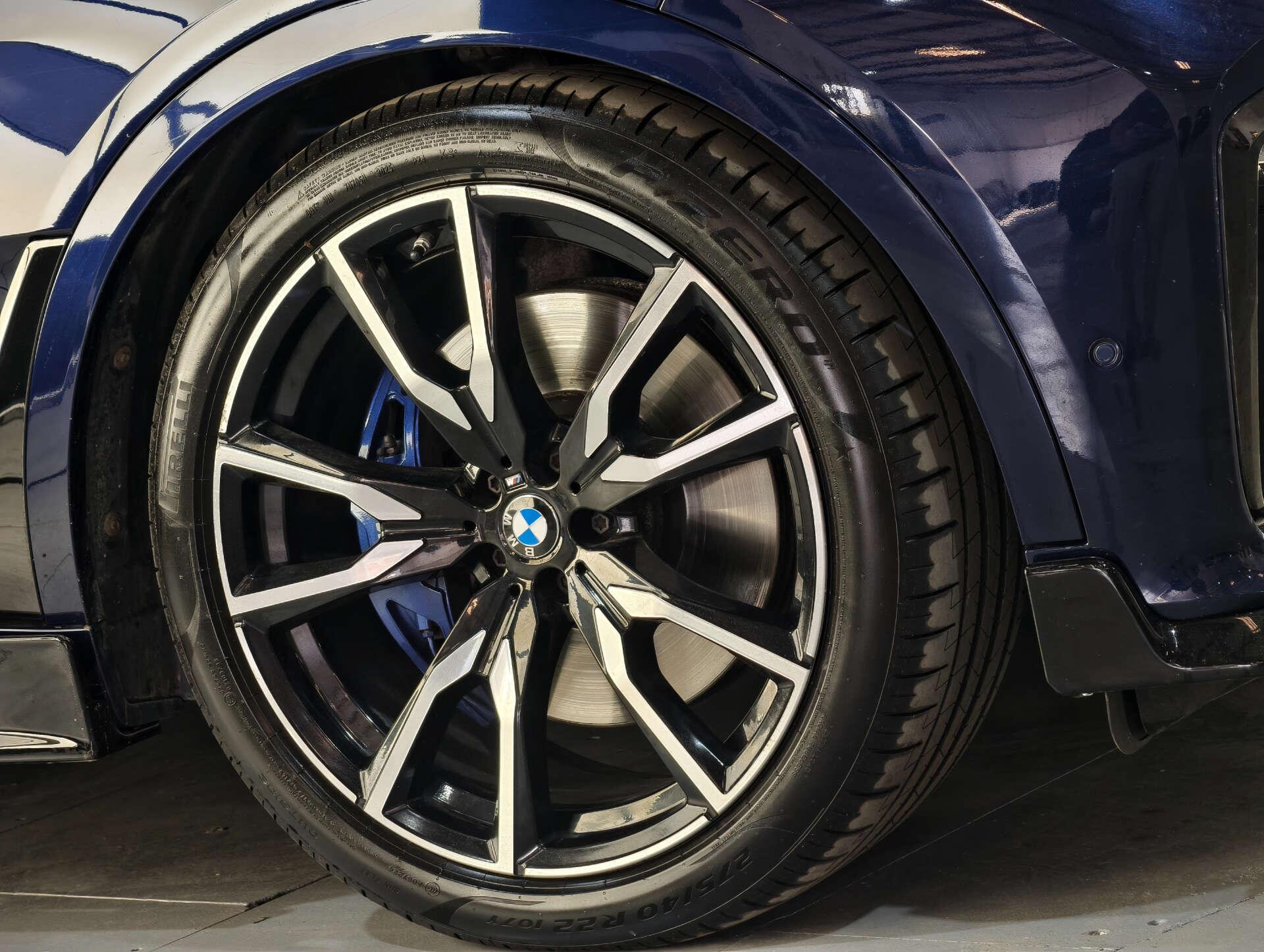 BMW X7 view 6