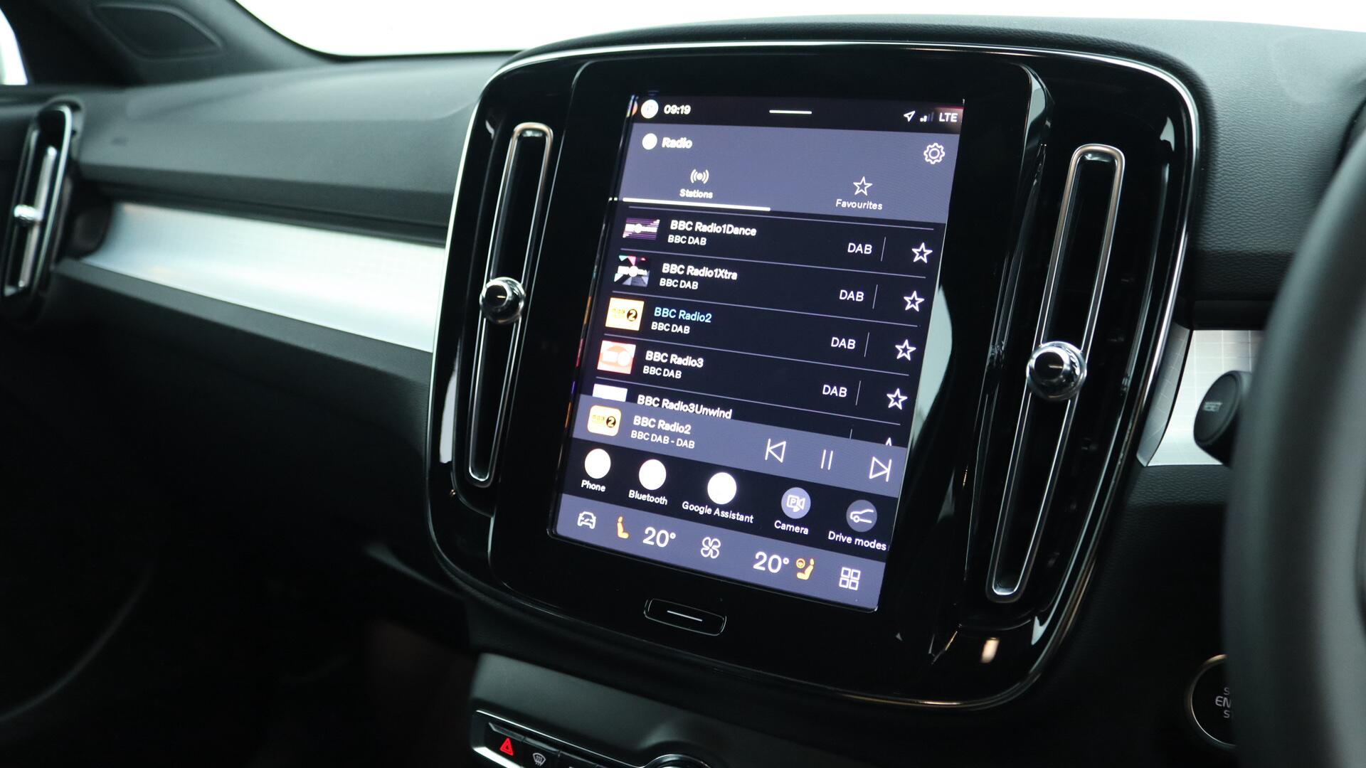 Volvo XC40 view 34