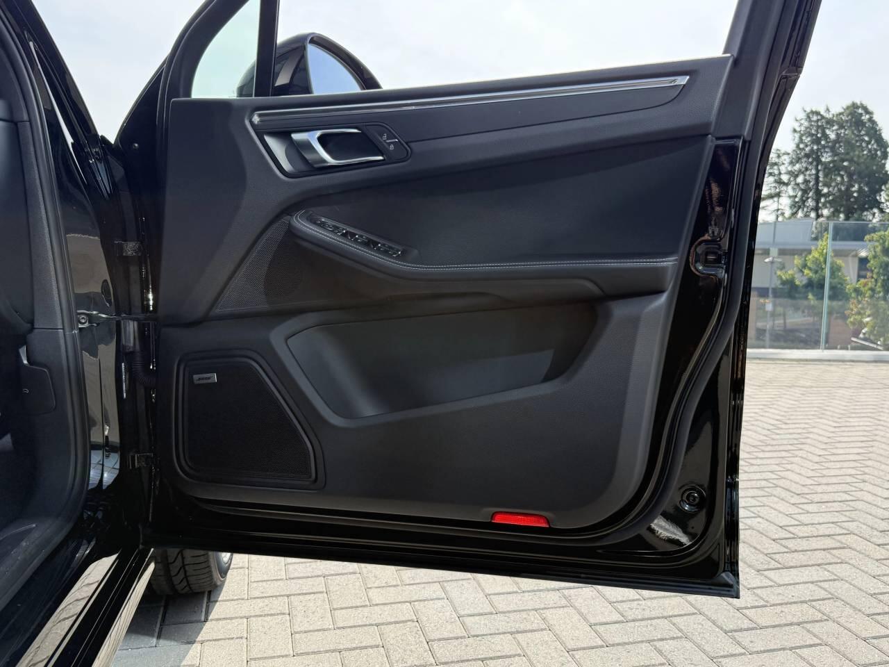 Porsche Macan view 35