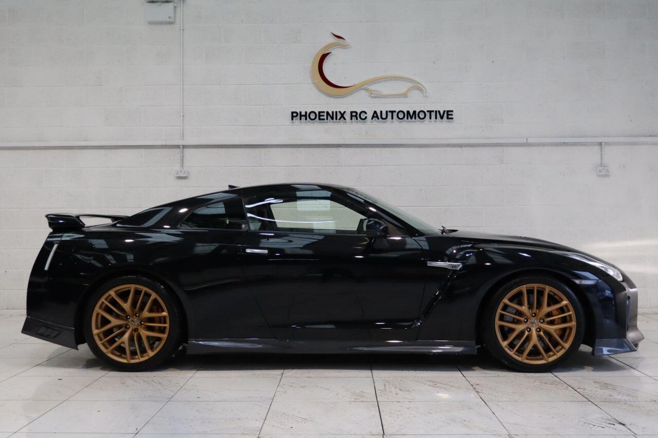 Nissan GT-R view 3