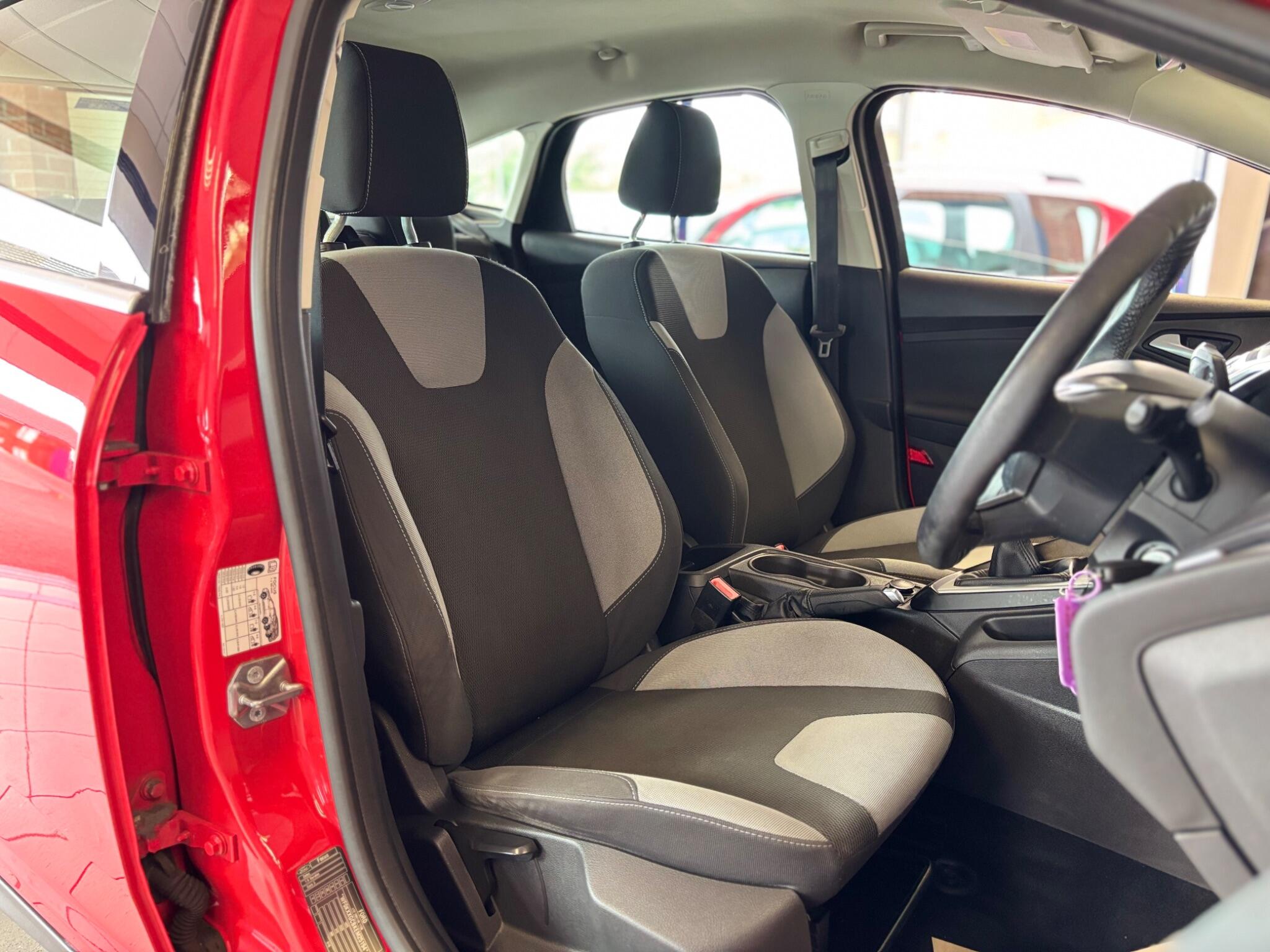 Ford Focus view 13