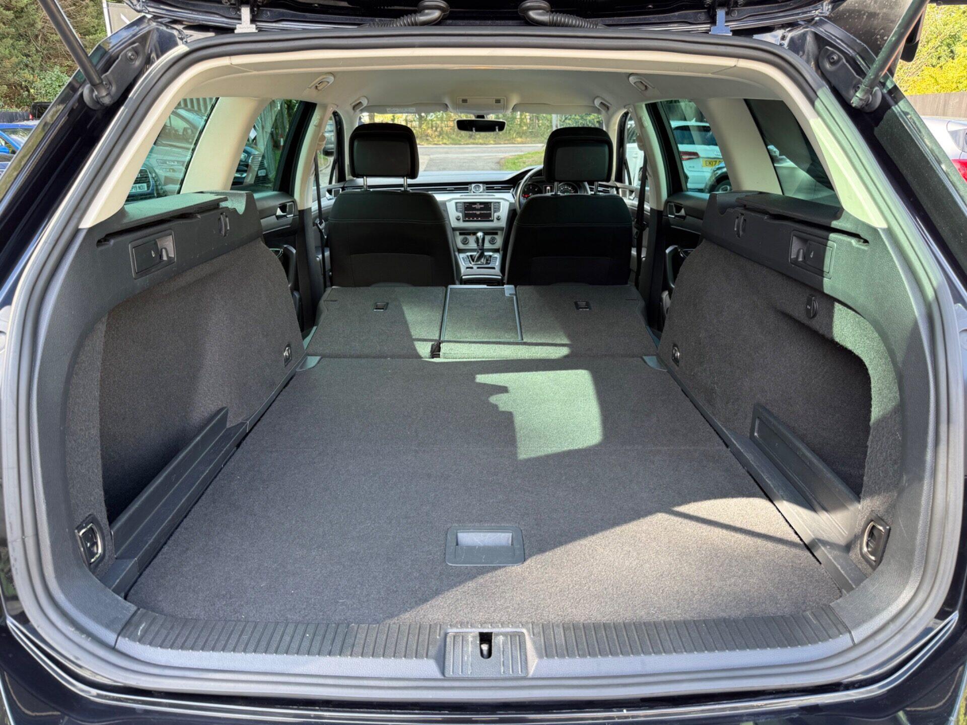 Volkswagen Passat view 19