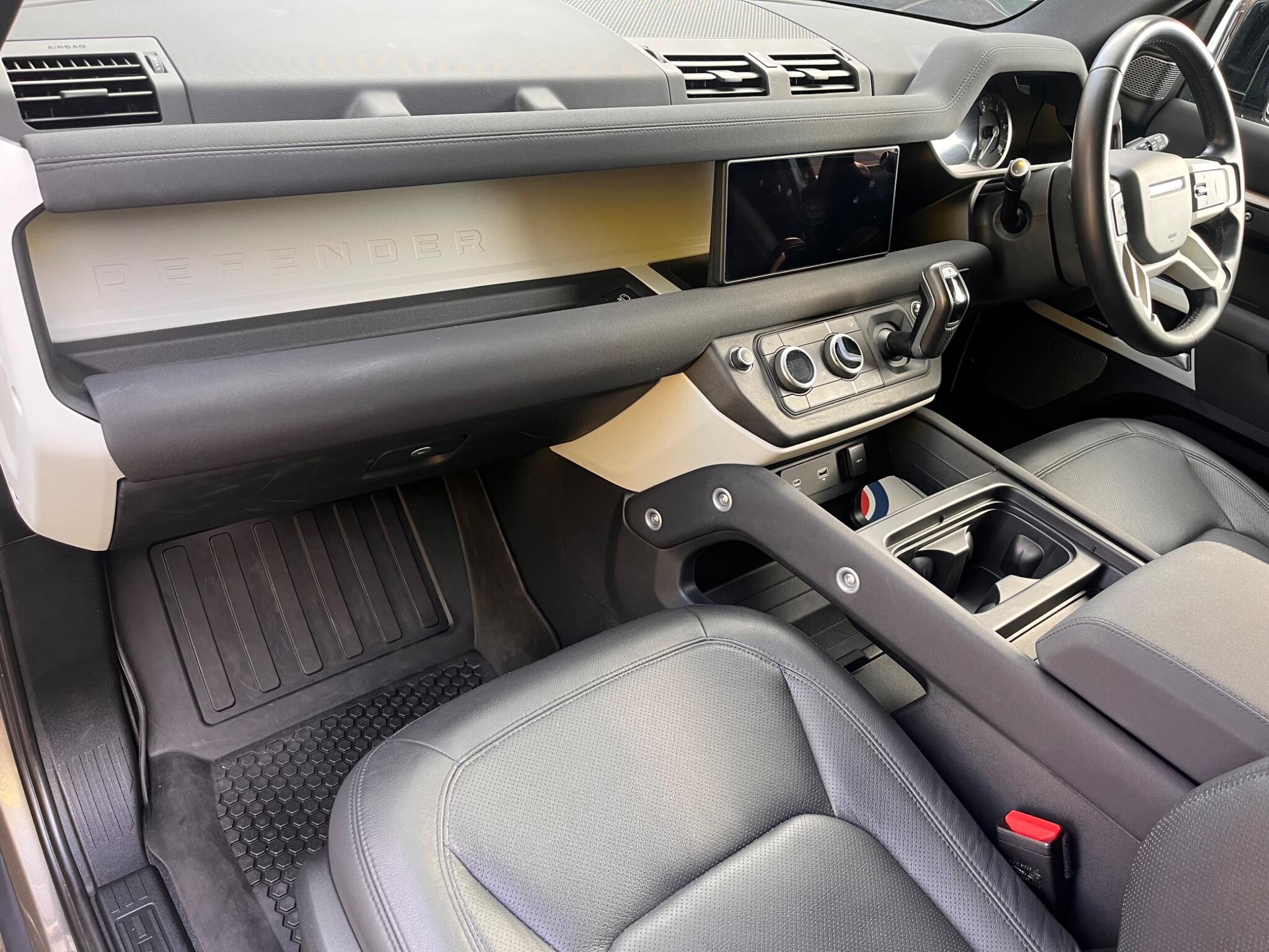 Land Rover Defender view 32