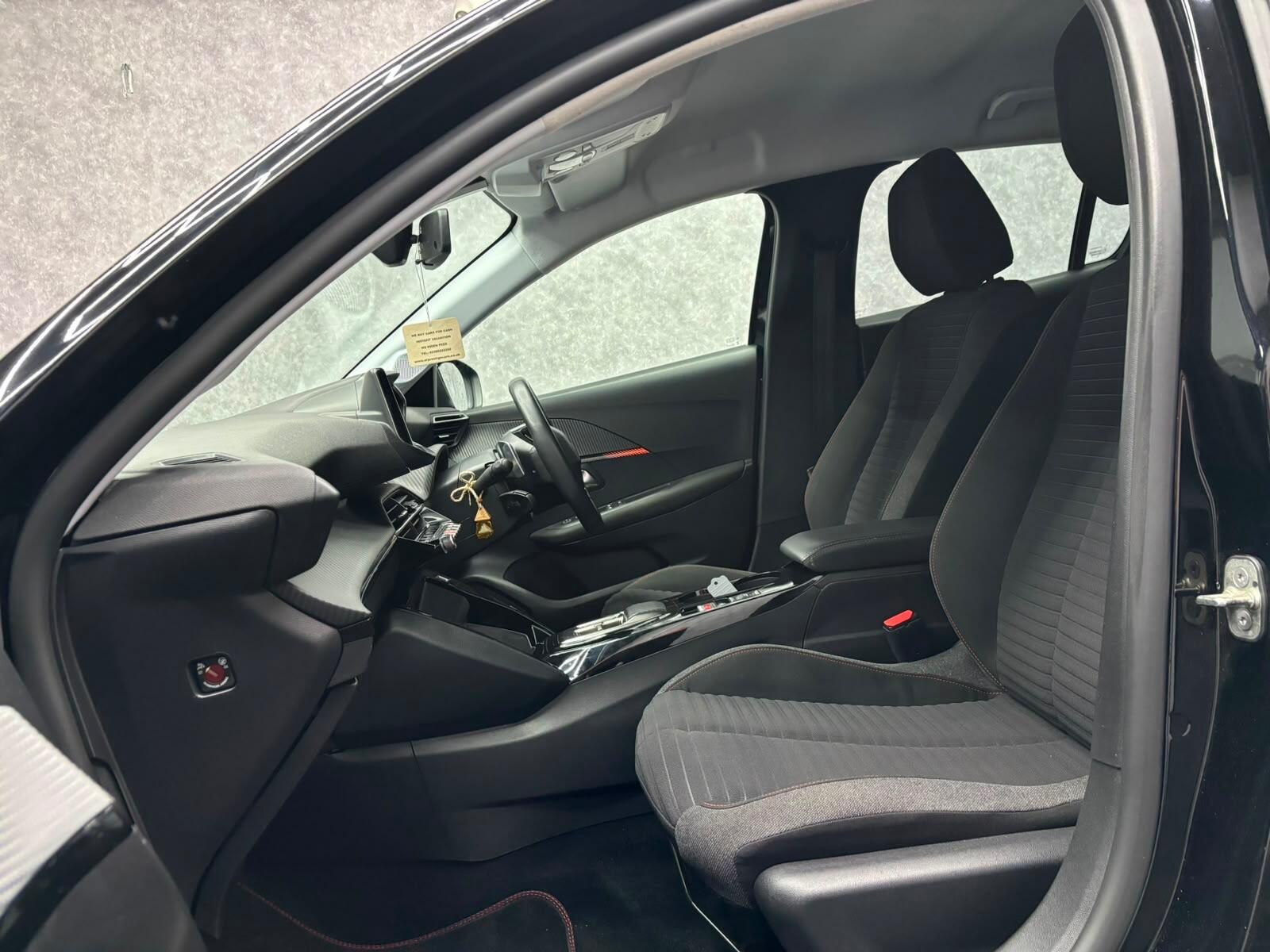 Peugeot 208 view 4