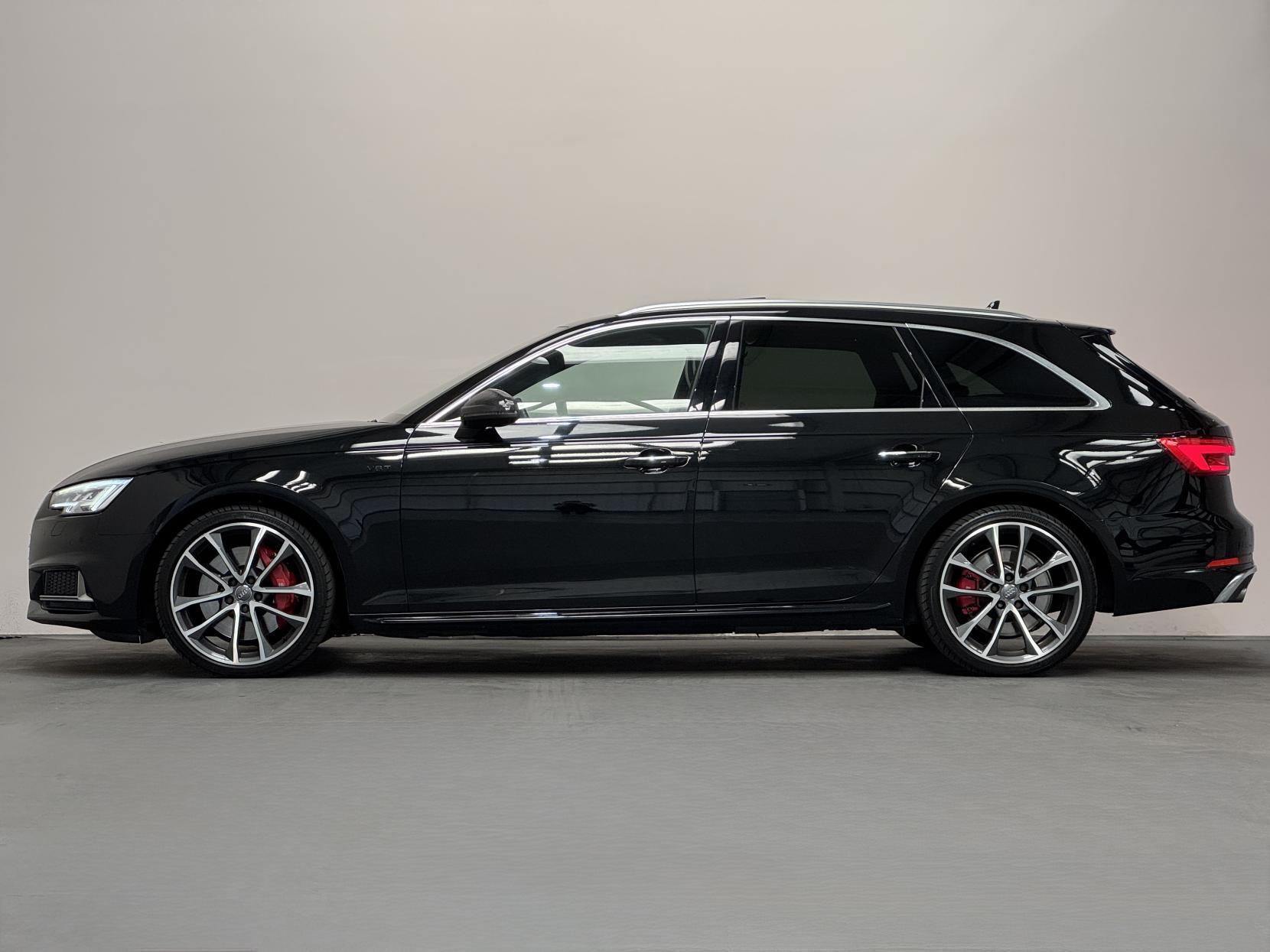 Audi S4 Avant view 9