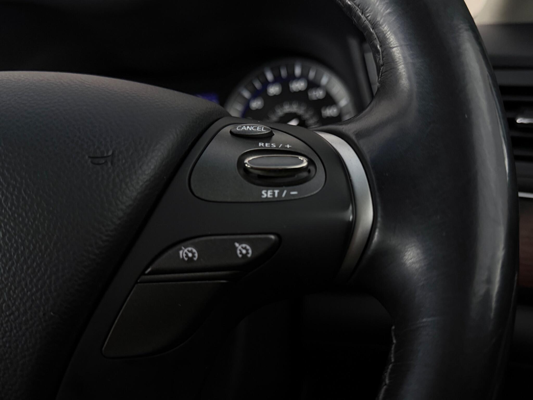 Infiniti Q70 view 16