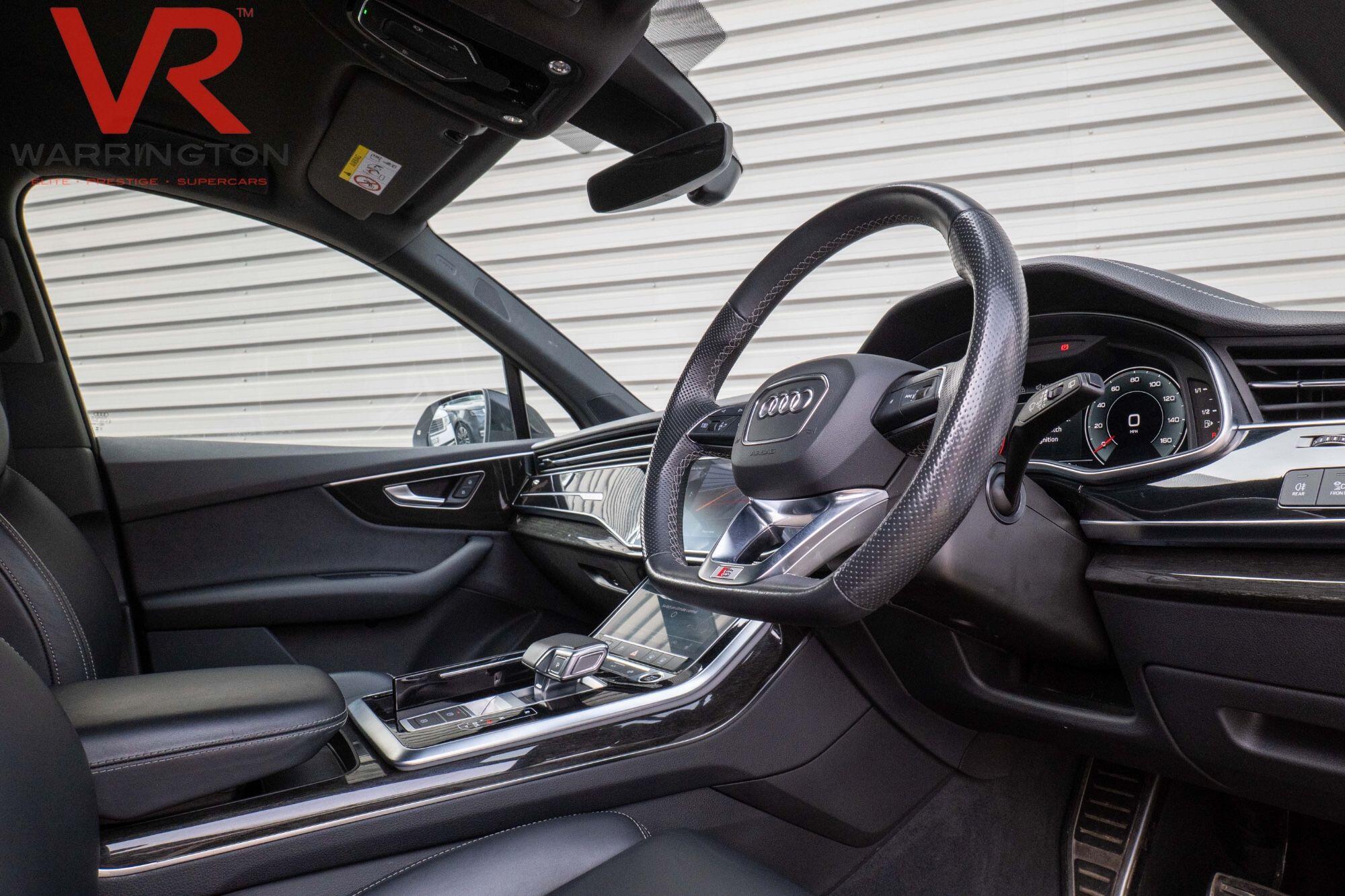 Audi Q7 view 8