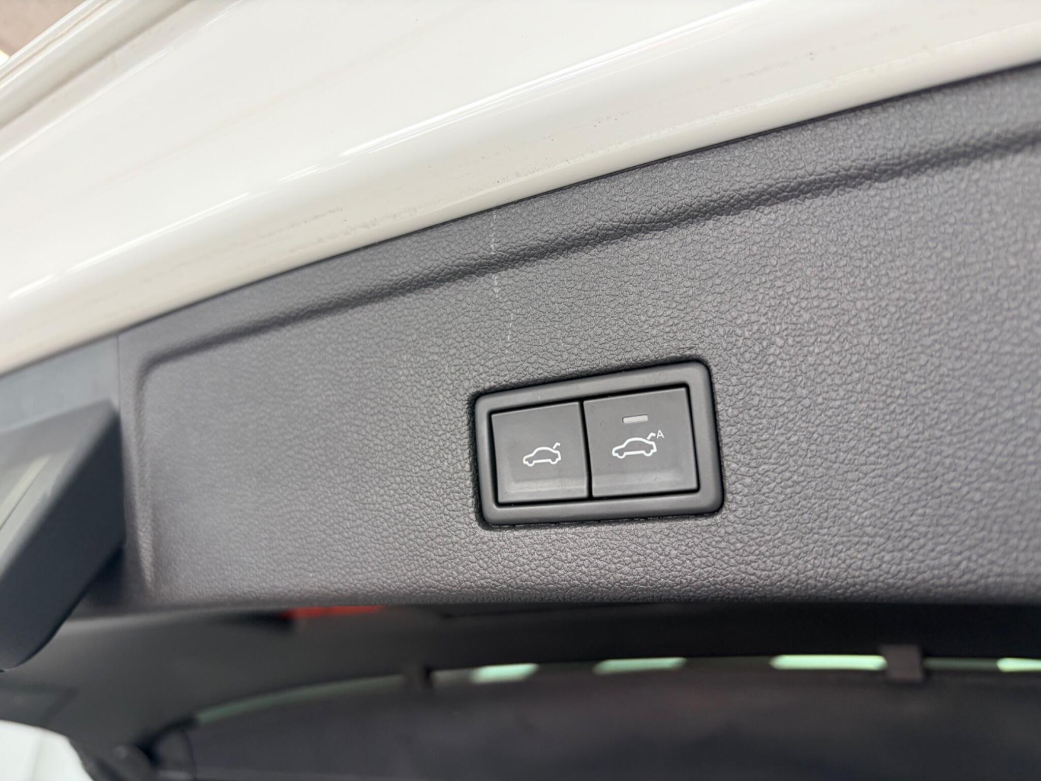 Volkswagen Touareg view 12