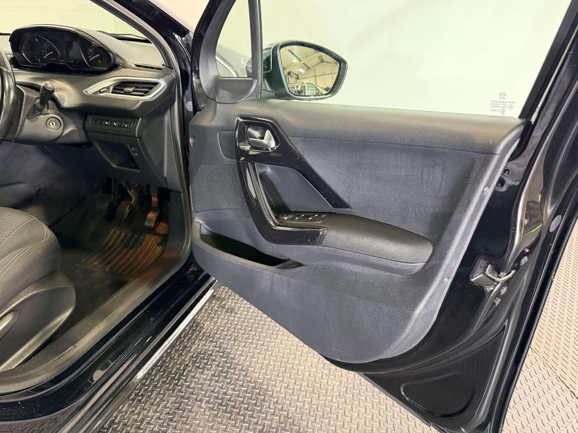 Peugeot 208 view 16