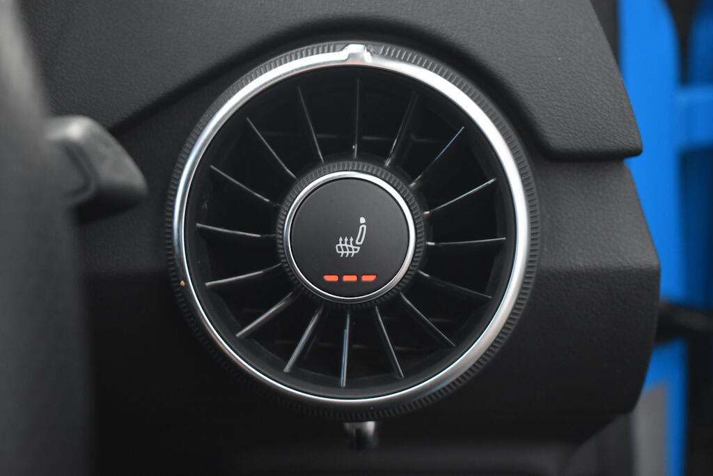 Audi TT view 35