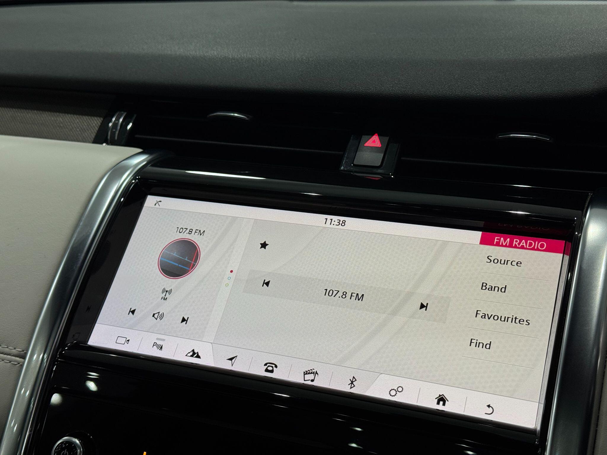 Land Rover Discovery Sport view 30