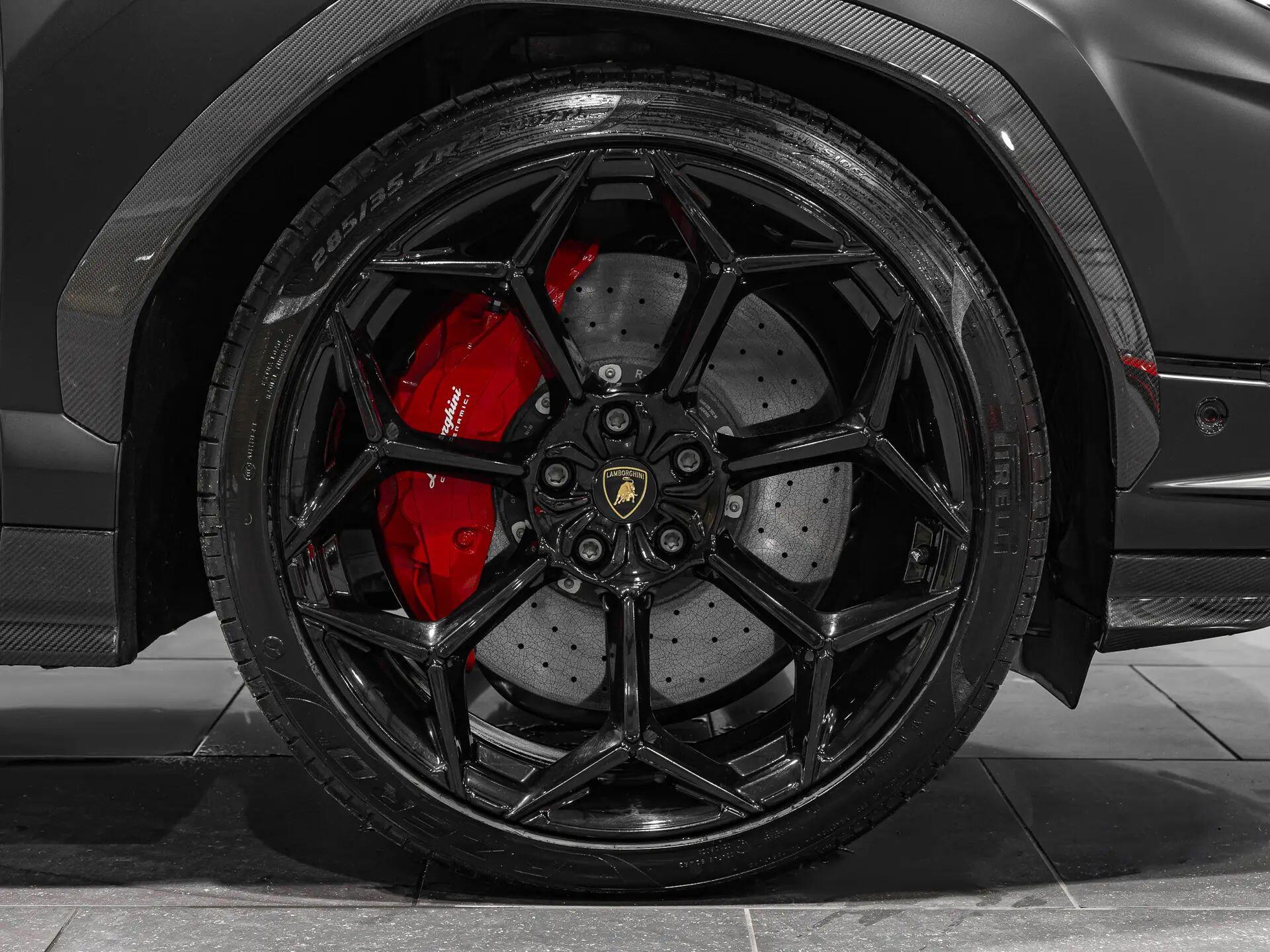 Lamborghini Urus view 7