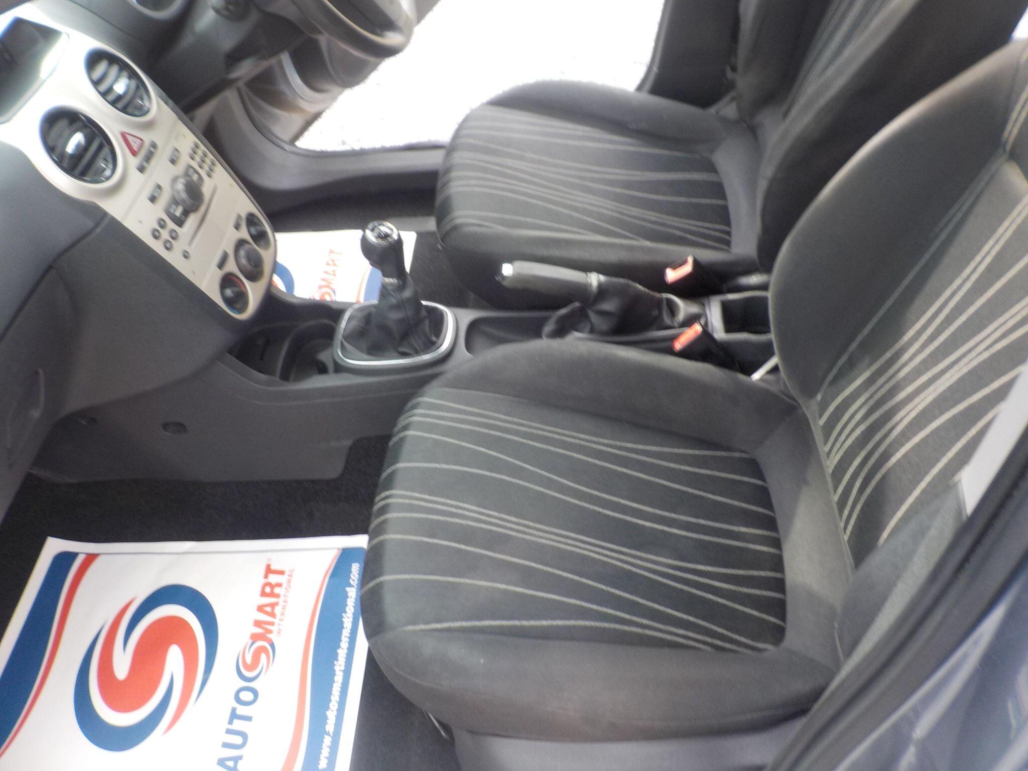 Vauxhall Corsa 1.4i 16v Club 5dr