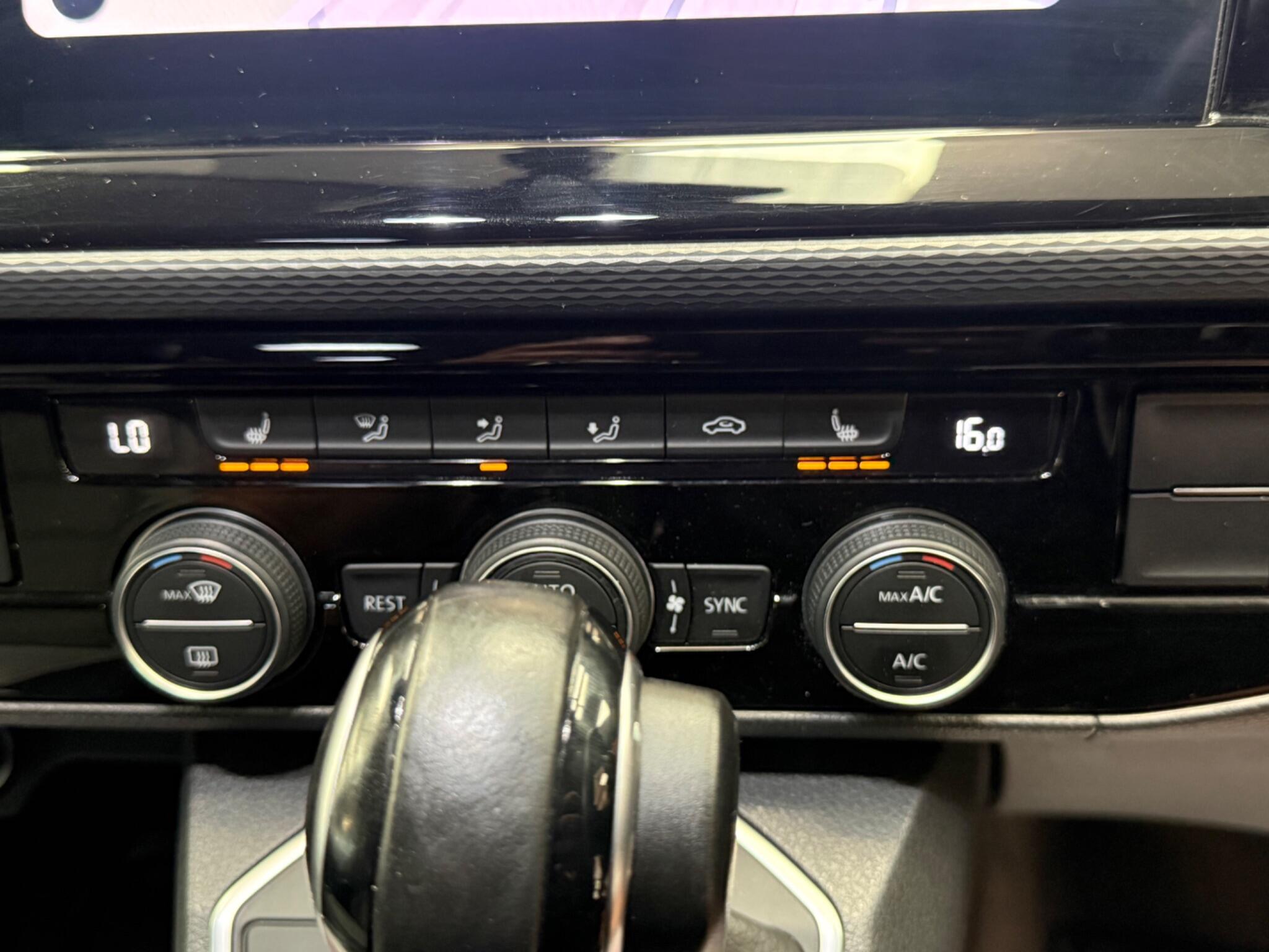 Volkswagen Caravelle view 27