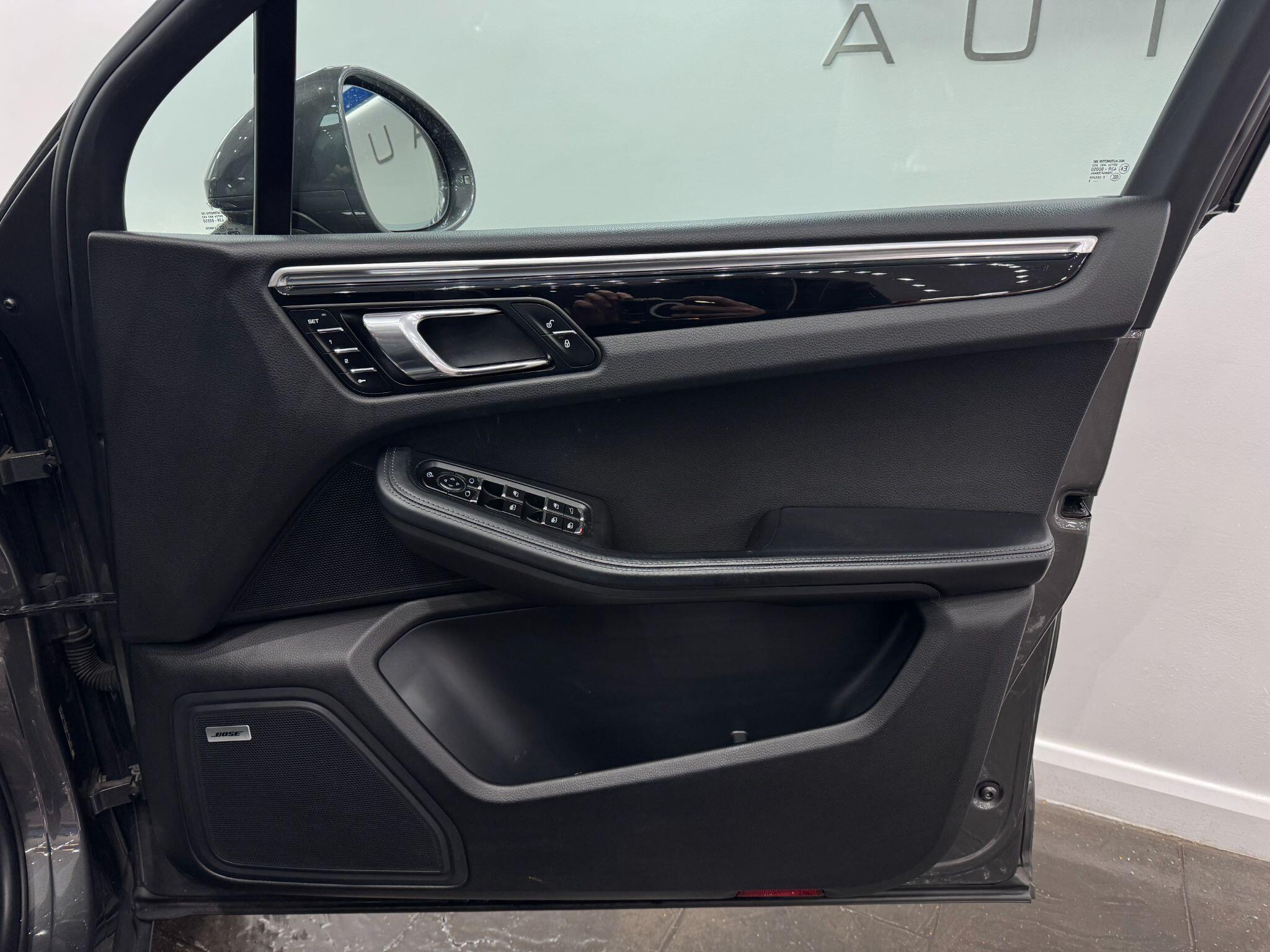 Porsche Macan view 25