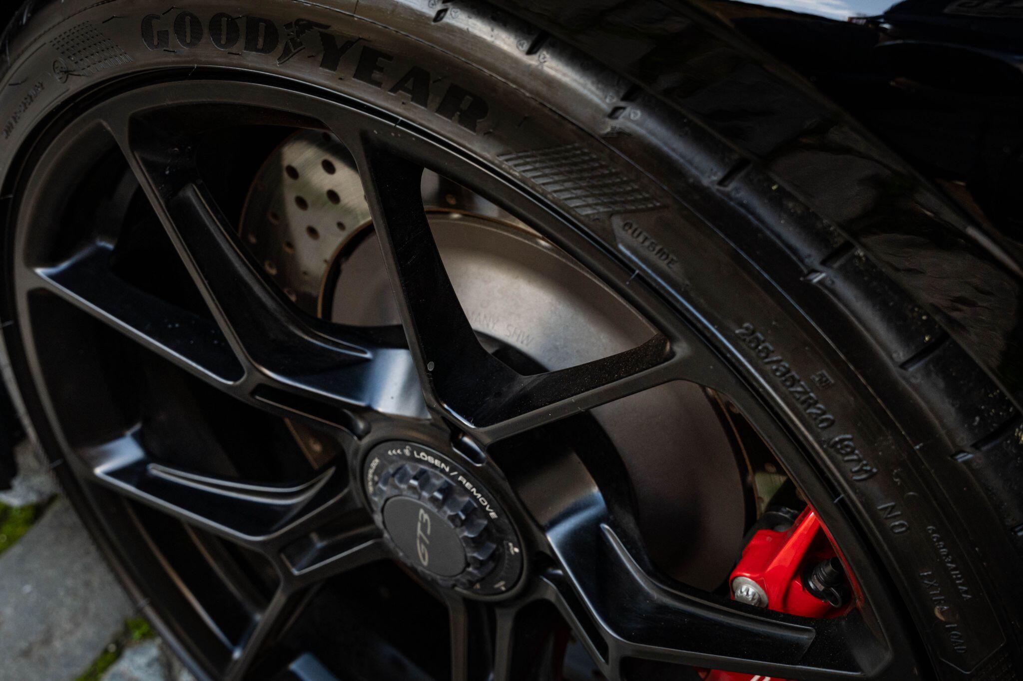 Porsche 911 view 32