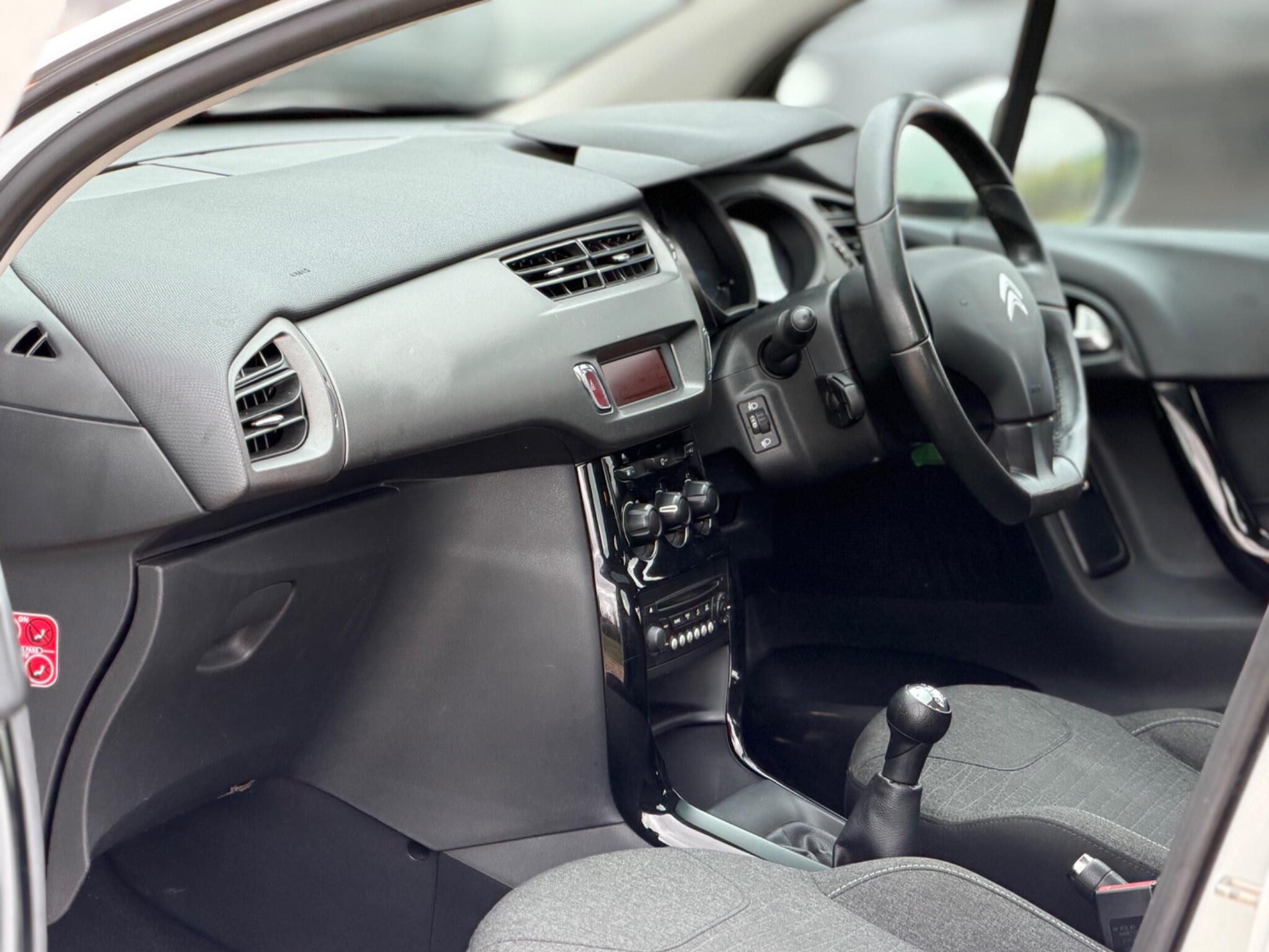 2015 Citroen C3 1.2 PureTech Selection Euro 6 5dr image 16