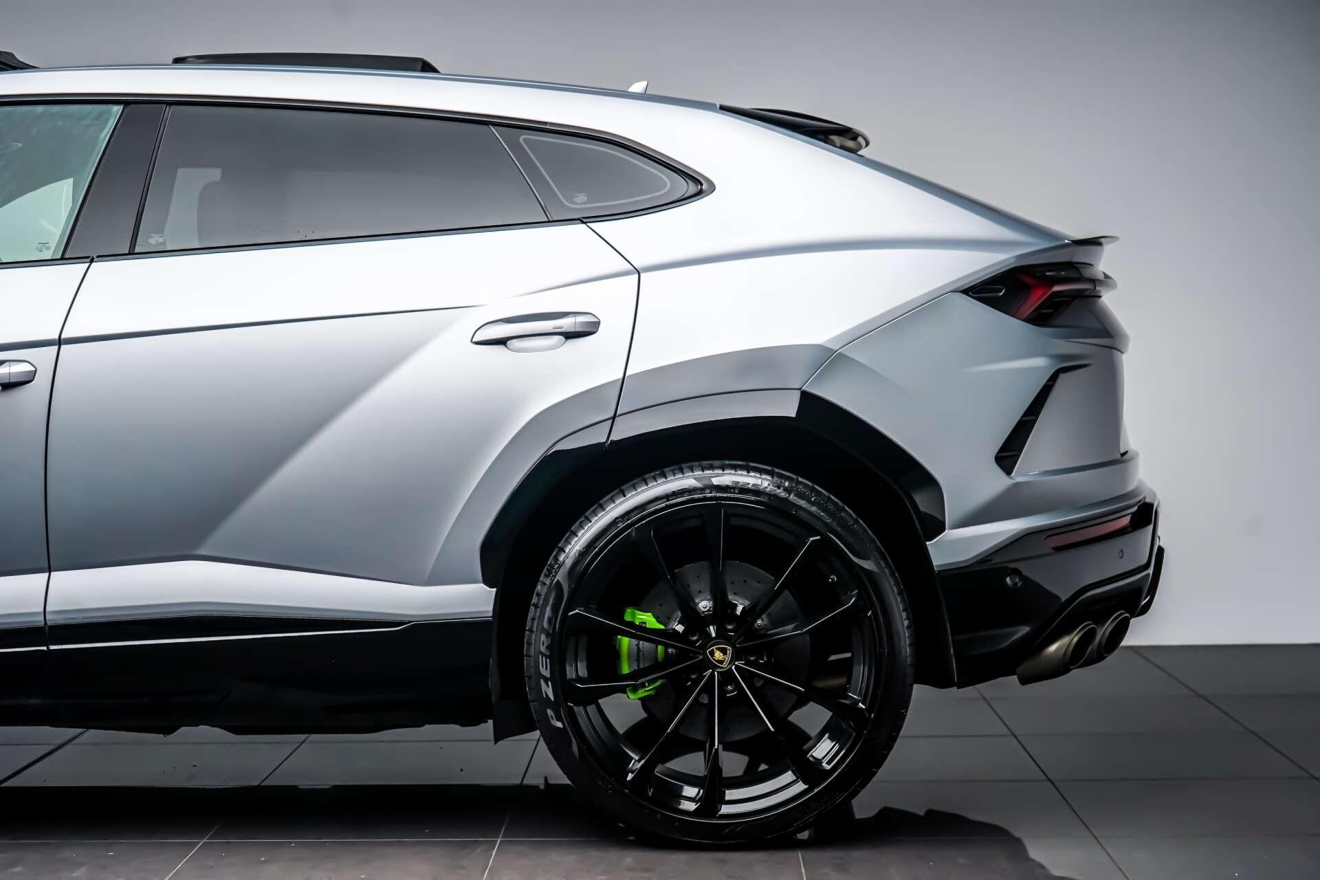 Lamborghini Urus view 18