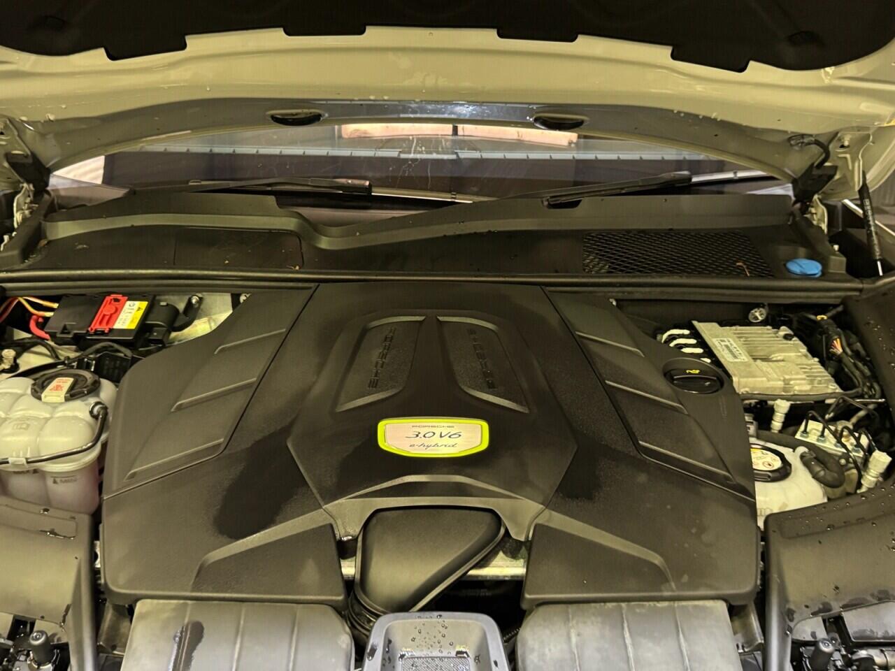 Porsche Cayenne view 19