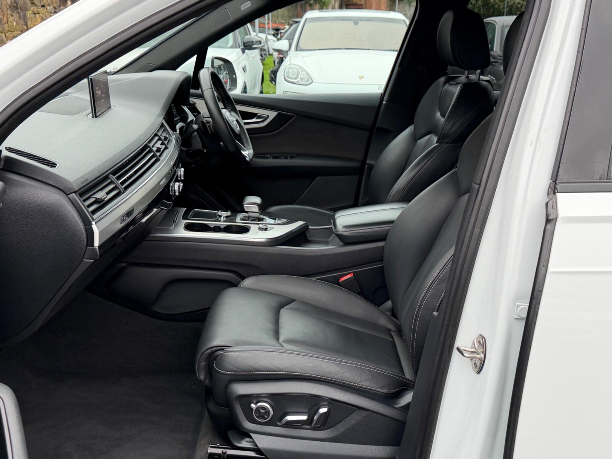 Audi Q7 view 15