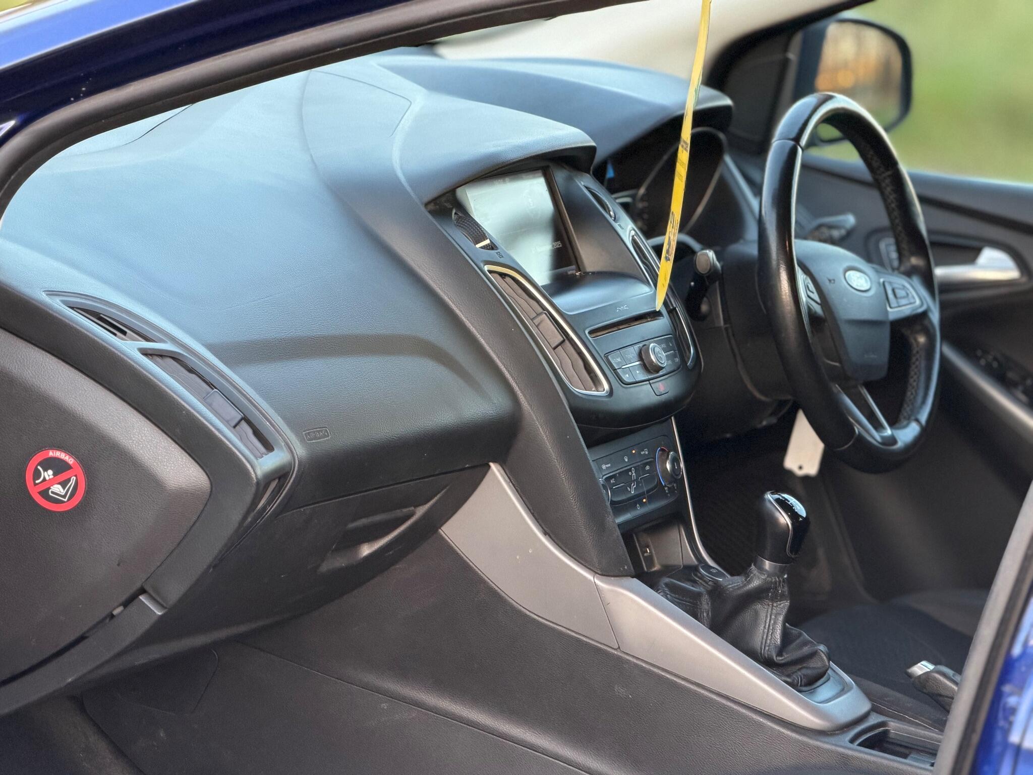 2016 Ford Focus 1.0T EcoBoost Zetec Euro 6 (s/s) 5dr image 16