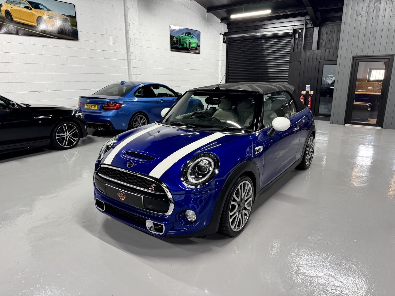 Mini Convertible view 27