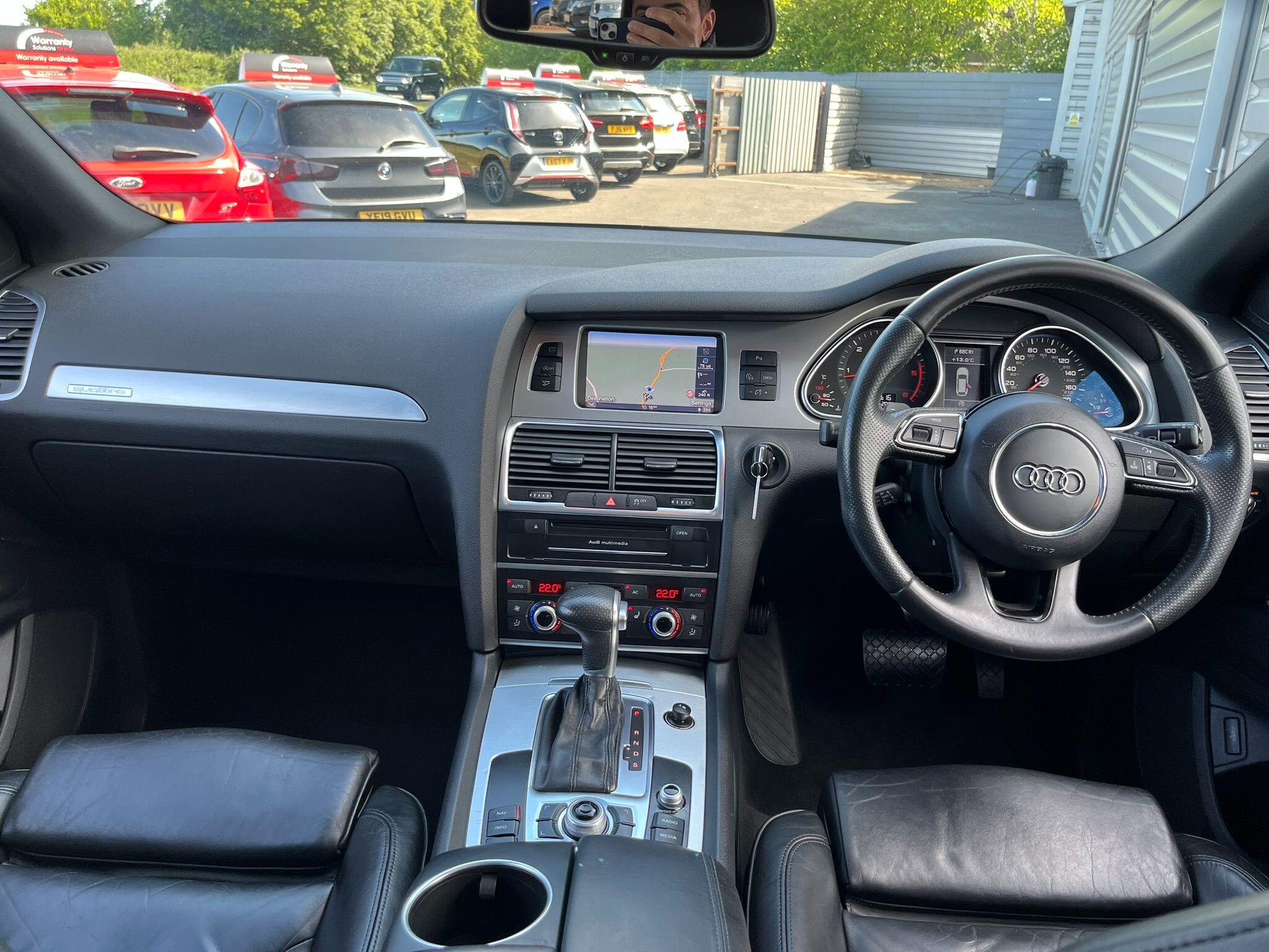 Audi Q7 view 8
