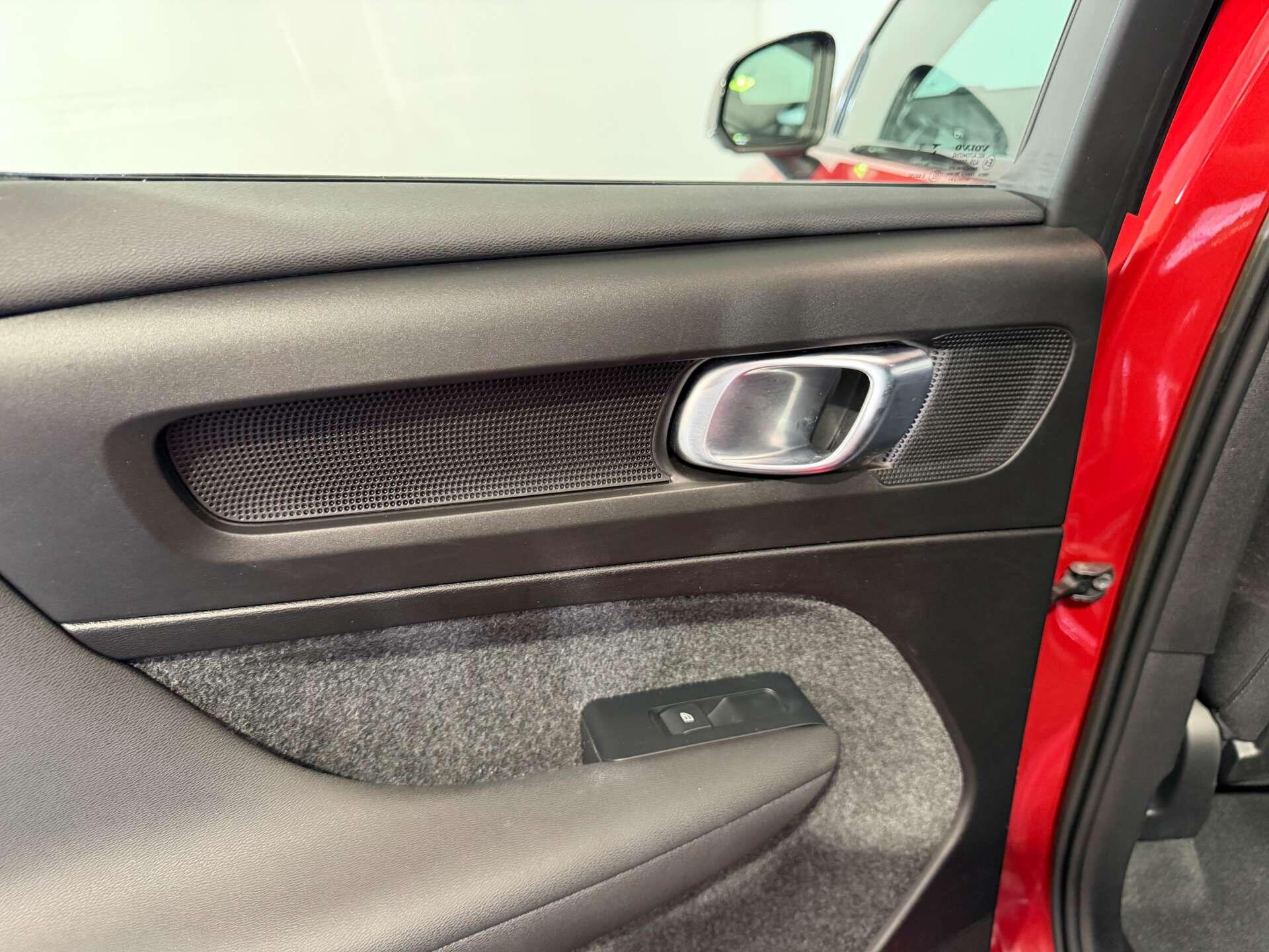 Volvo XC40 view 60