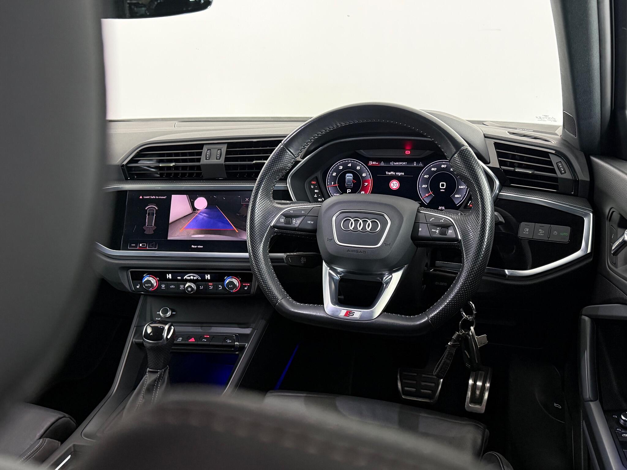 Audi Q3 view 19