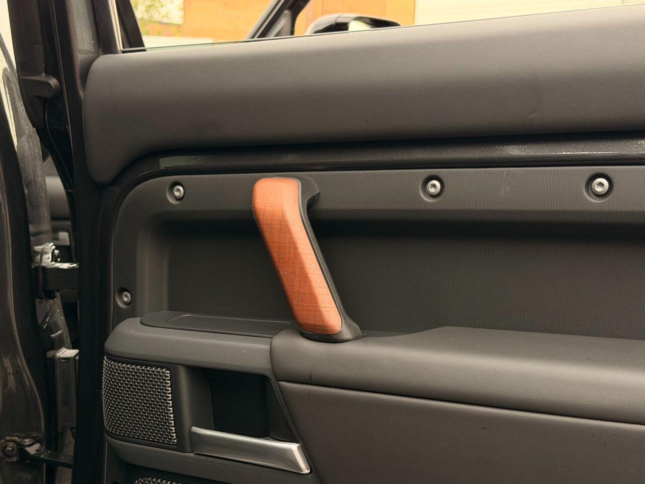 Land Rover Defender view 31