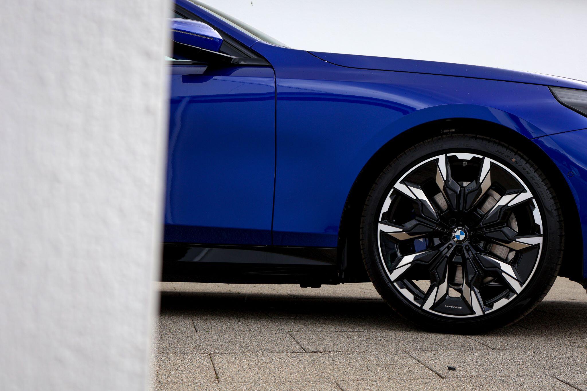 BMW 5 Series view 7