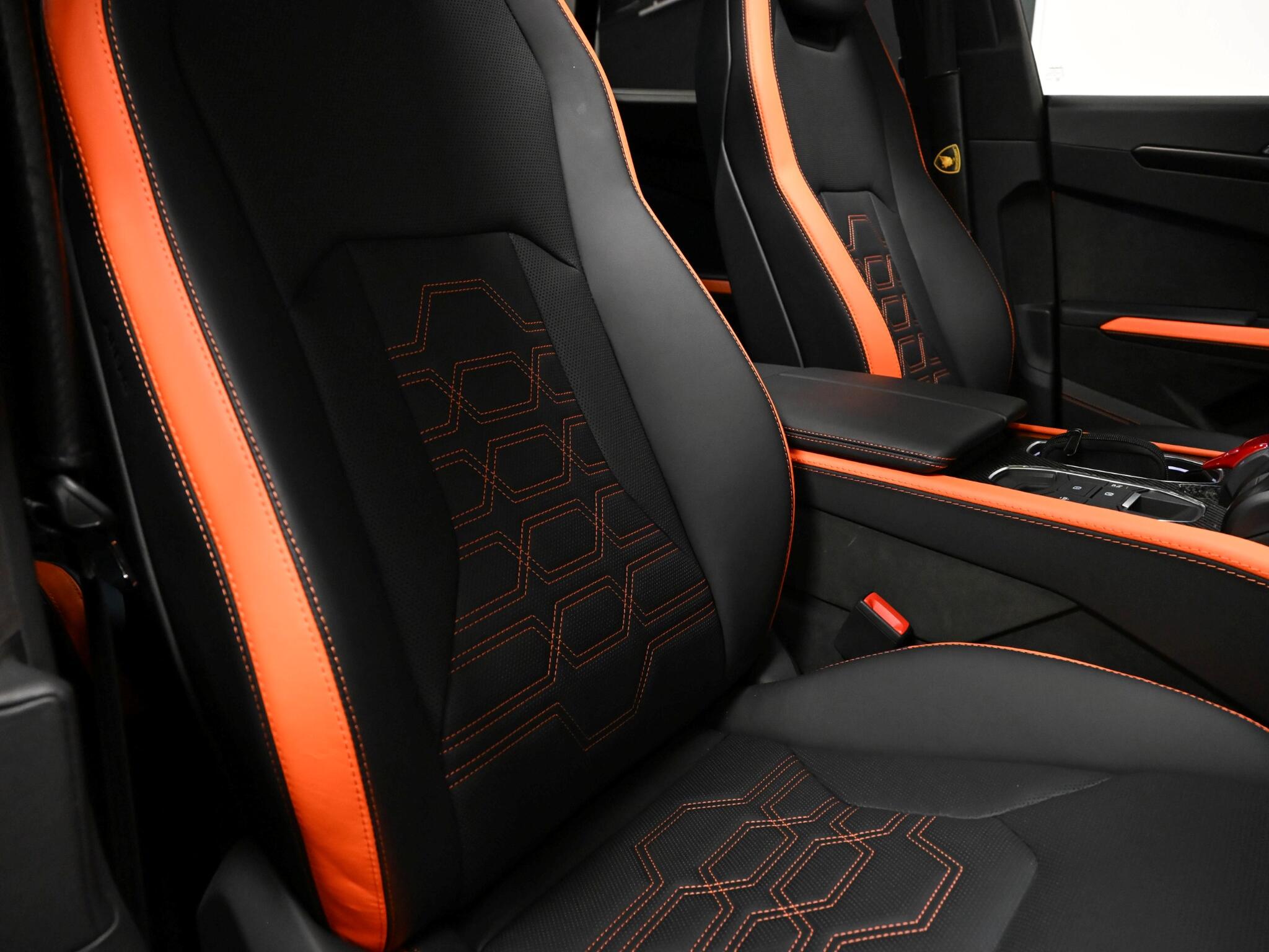 Lamborghini Urus view 45
