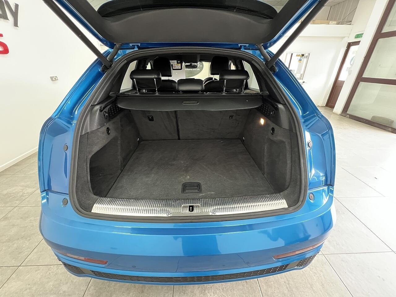 Audi Q3 view 13