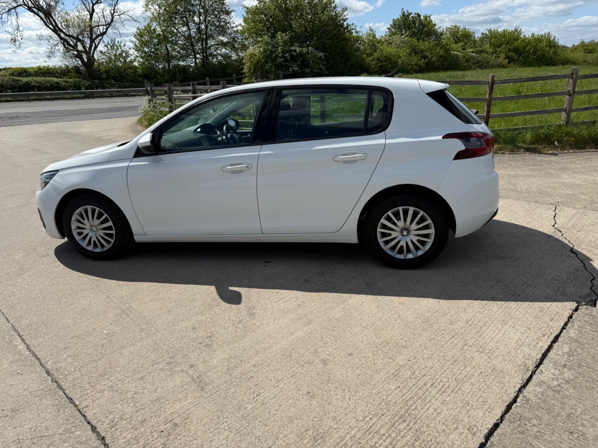 Peugeot 308 1.2 PureTech Access Euro 6 (s/s) 5dr — photo 14 of 100