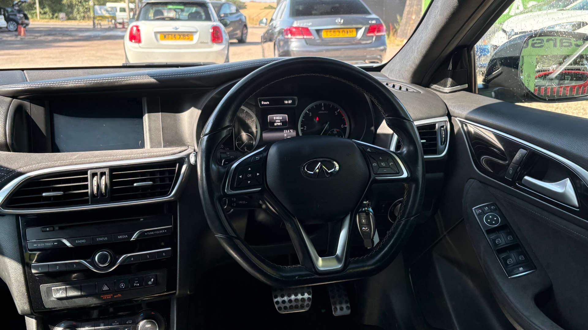 Infiniti Q30 view 16
