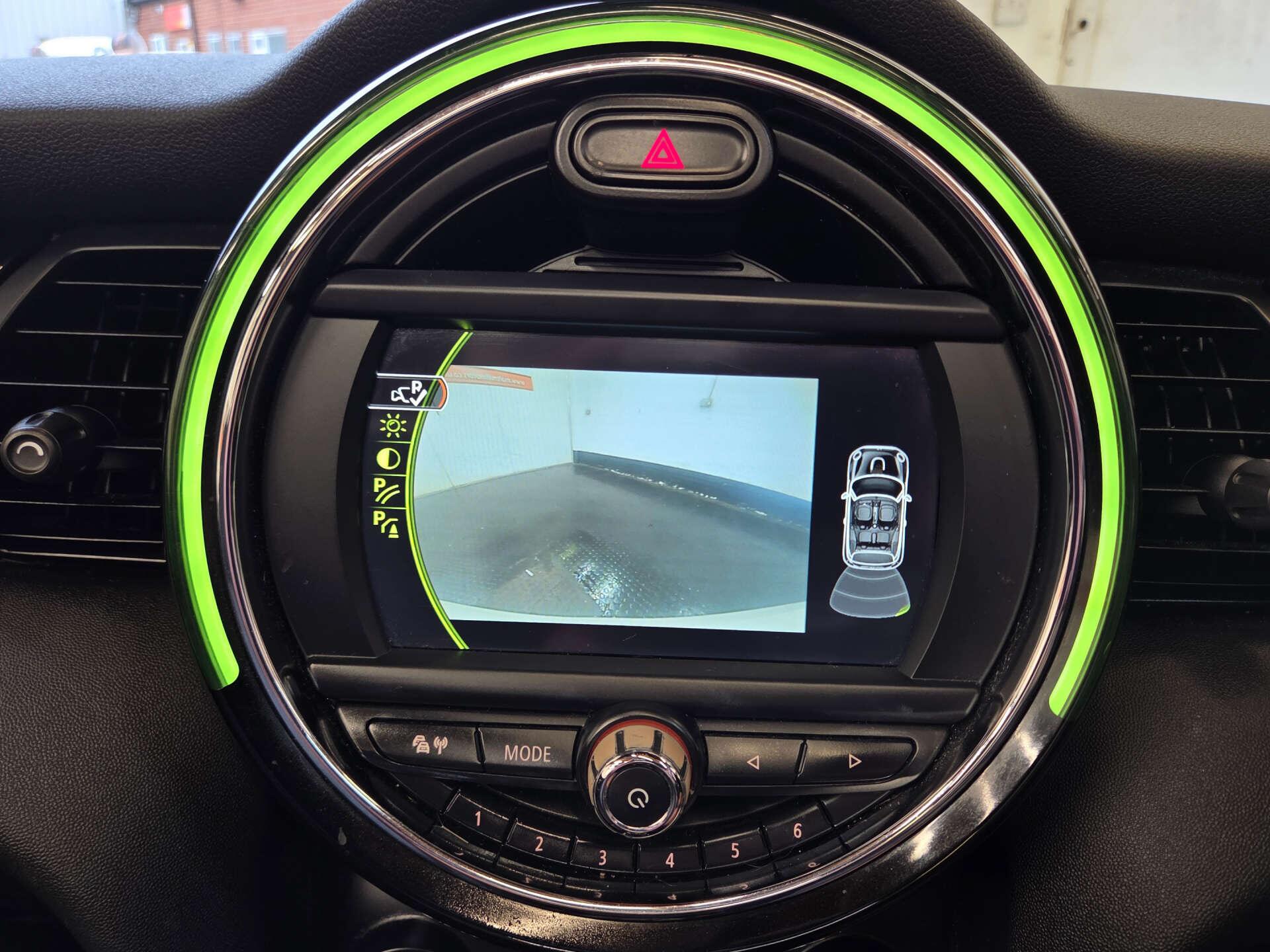 Mini Convertible view 27